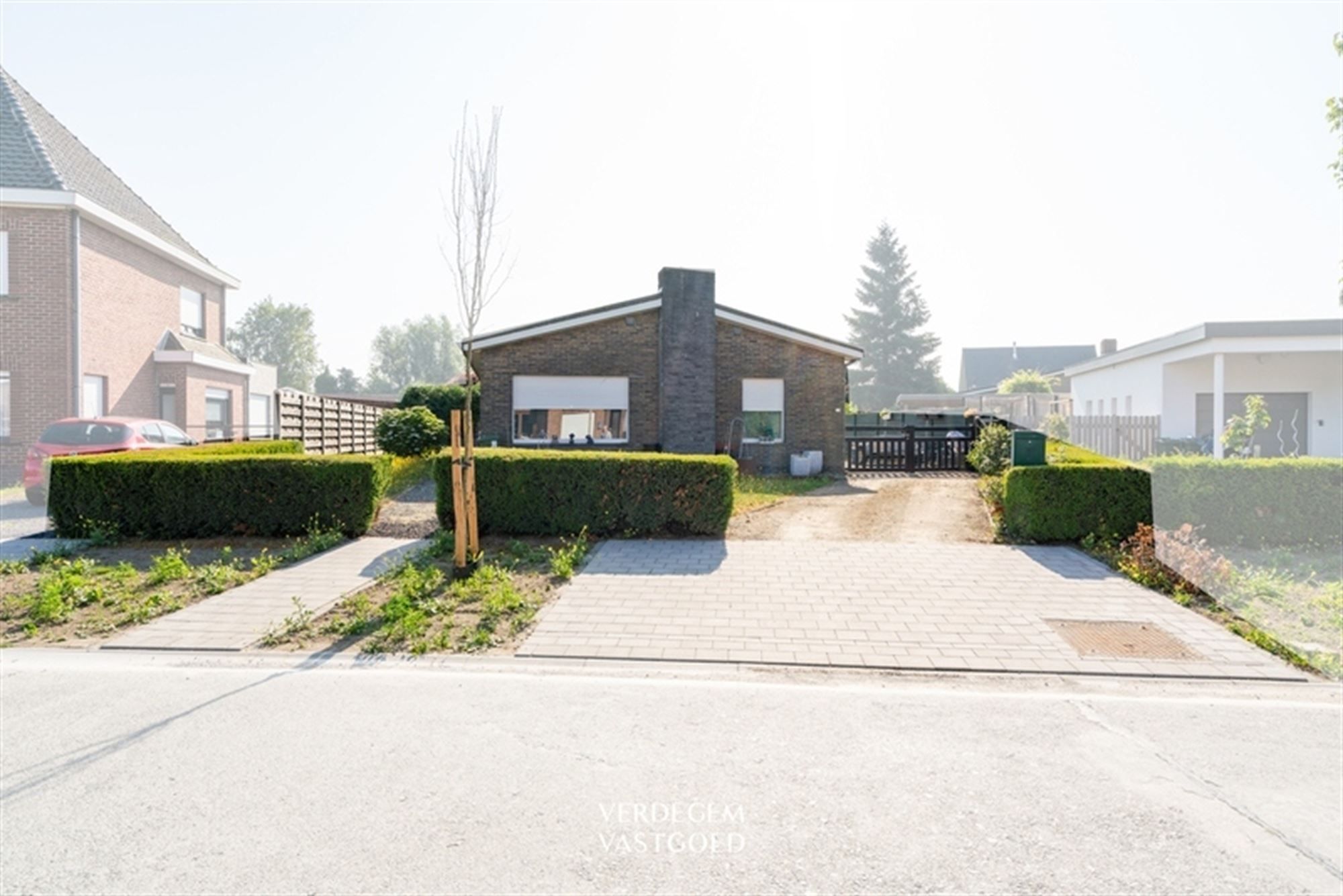 Hoofdfoto van de publicatie: Bungalow met 2 slaapkamers, 2 garages en tuin van 730m²
