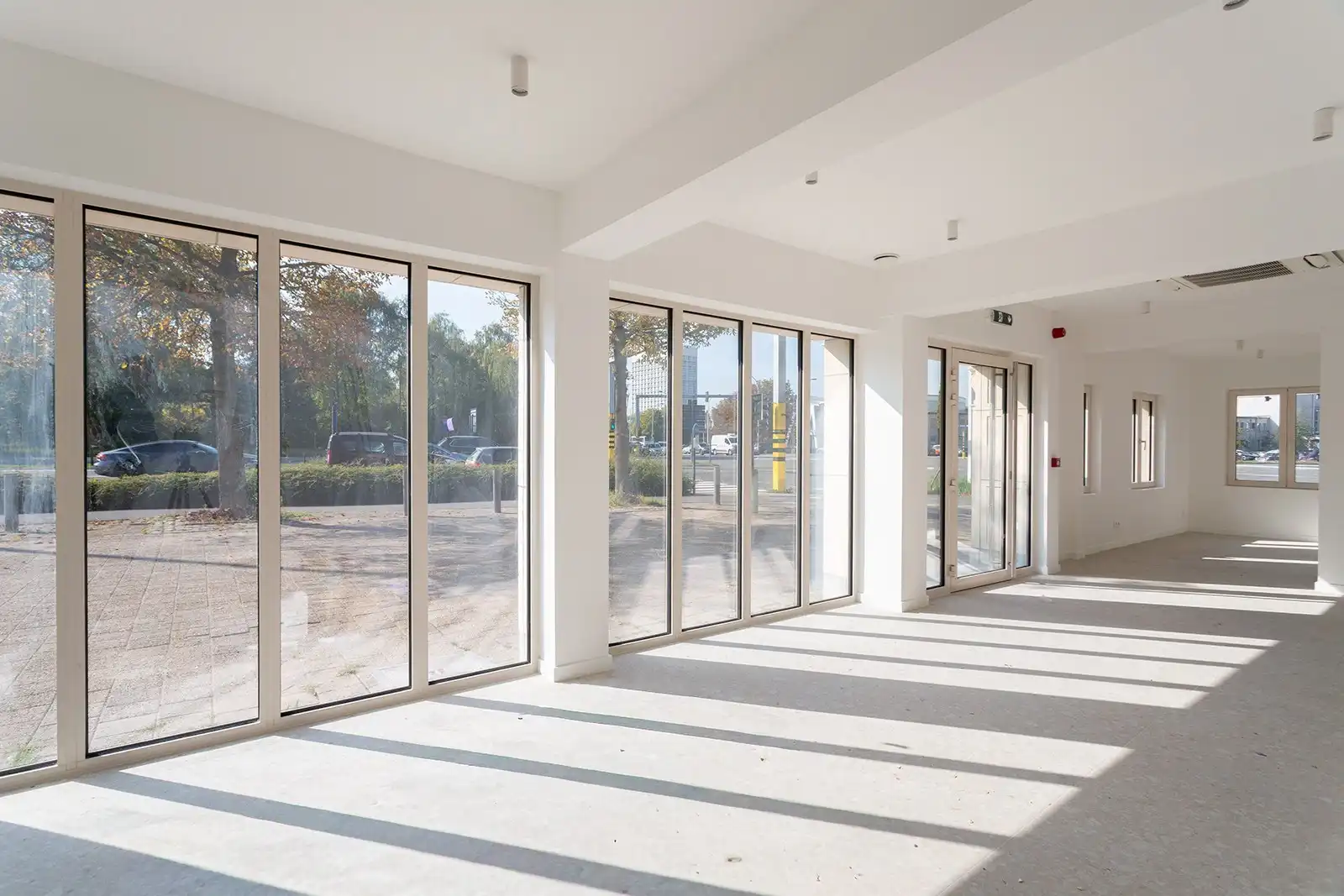 Architecturaal kantoorgebouw op absolute zicht locatie!  foto 3