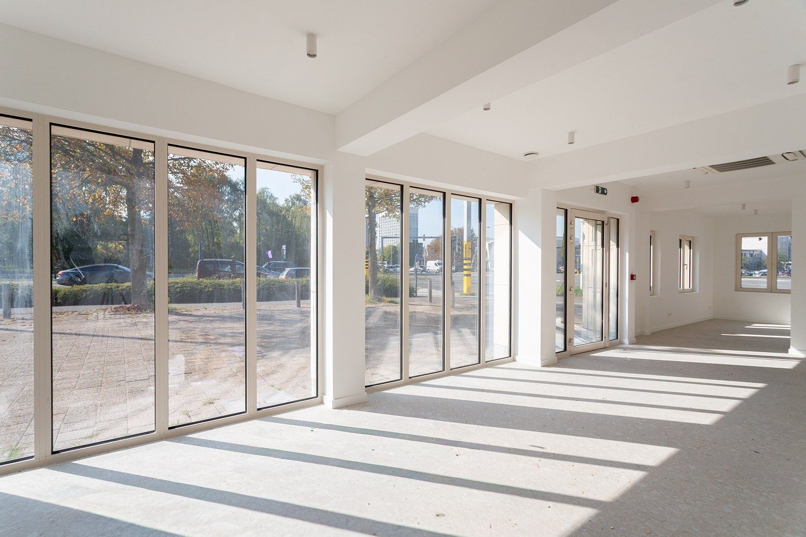 Architecturaal kantoorgebouw op absolute zicht locatie!  foto 3