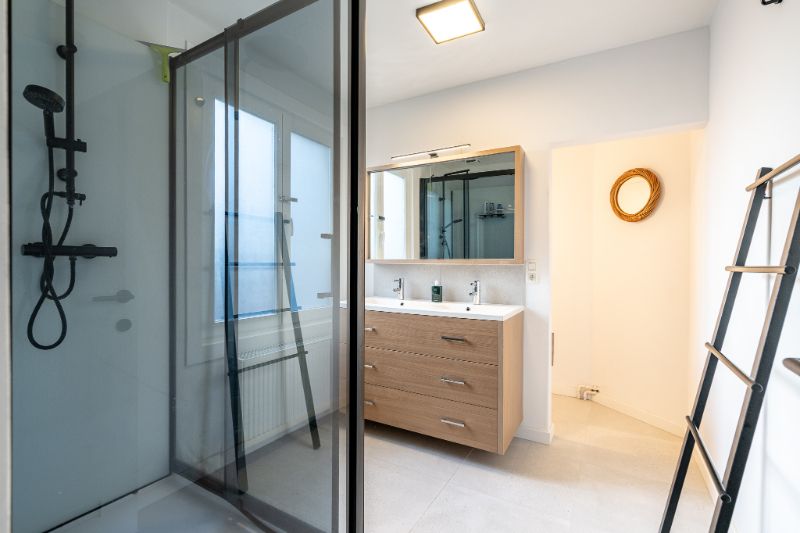 Recent gerenoveerde woning met ruime garage foto 15