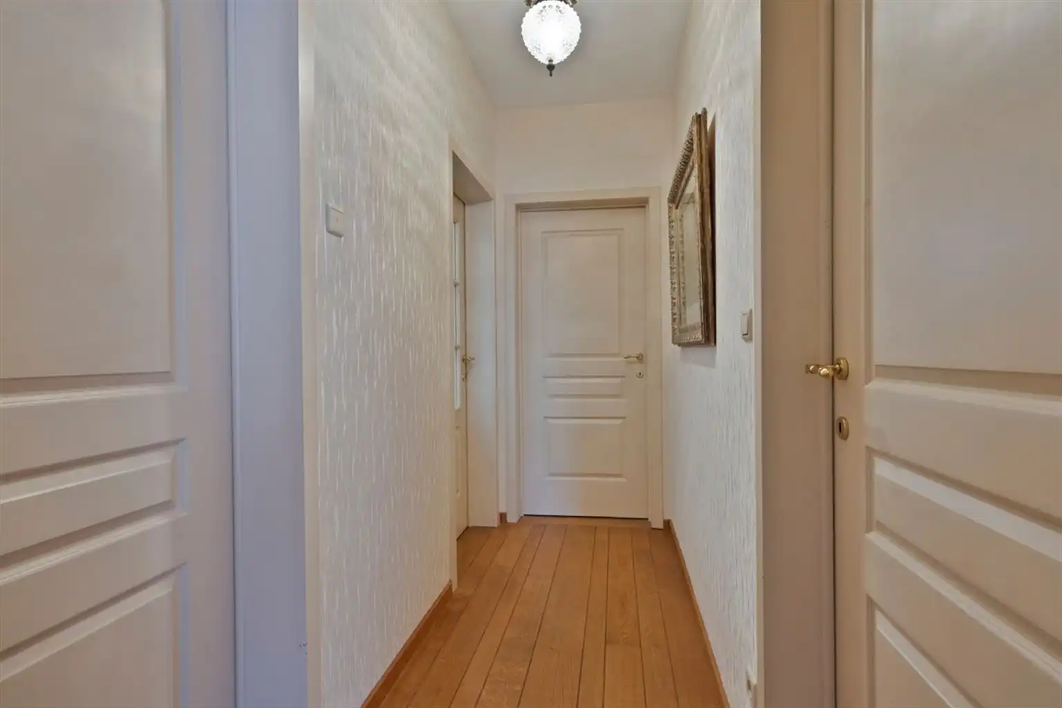 Uitzonderlijk ruim, gelijkvloers 2-slaapkamer appartement met terras en tuintje, zonnepanelen en inpandige garagebox gelegen vlakbij het centrum van Maaseik. foto 13