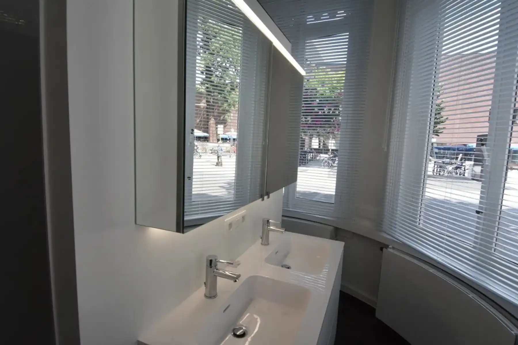 Charmante woning in monumentaal klassegebouw foto 7