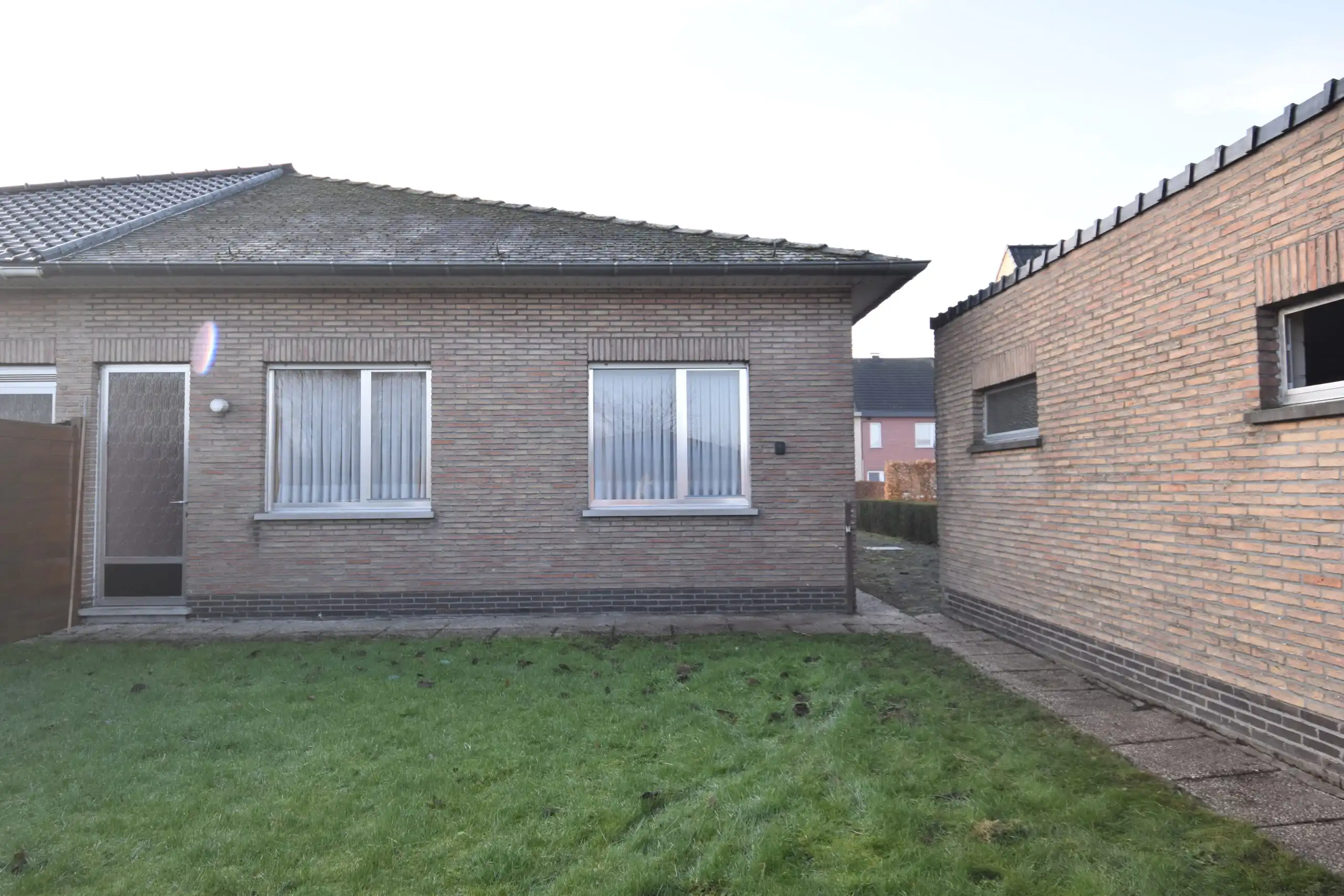 Landelijk gelegen bungalow met 3 slaapkamers en open zicht foto 2