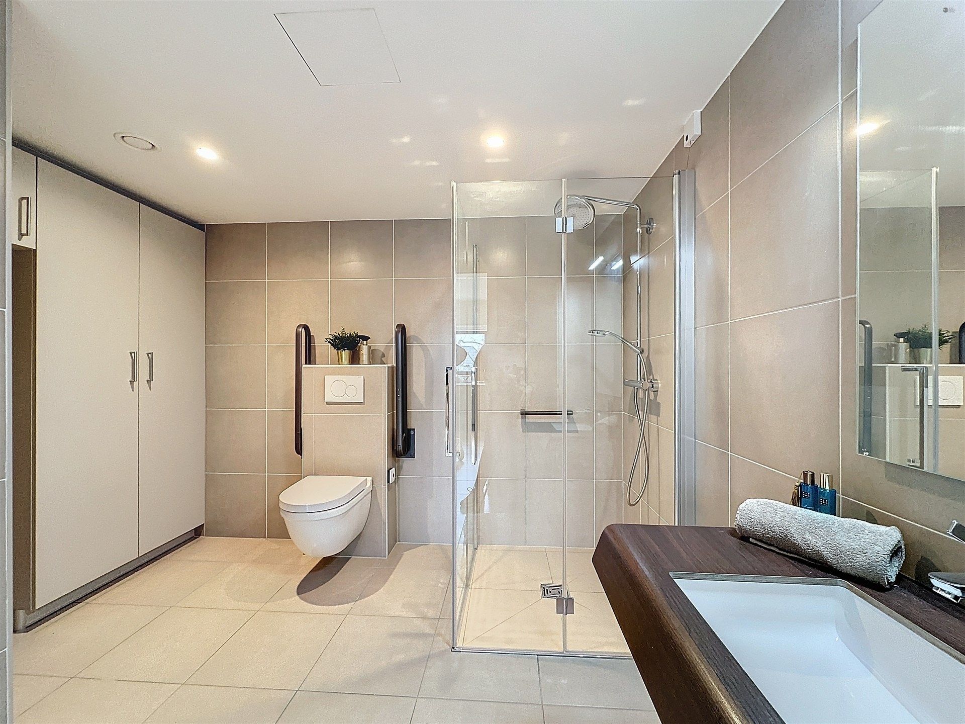 Moderne assistentiewoning met ondergrondse autostaanplaats foto 7