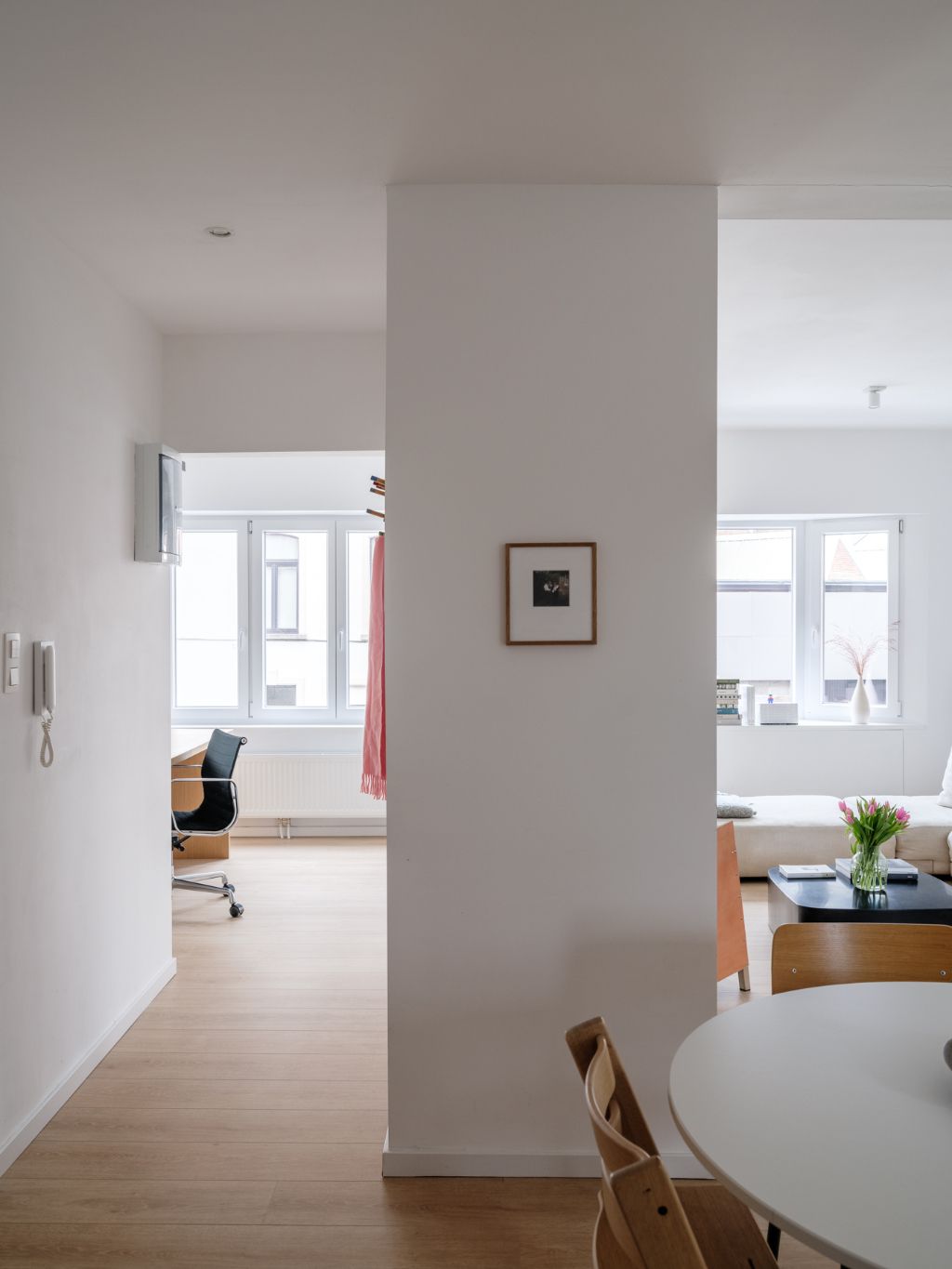 Stijlvol en lichtrijk 2-slaapkamer appartement met terras op wandelafstand van het historisch centrum. foto 9