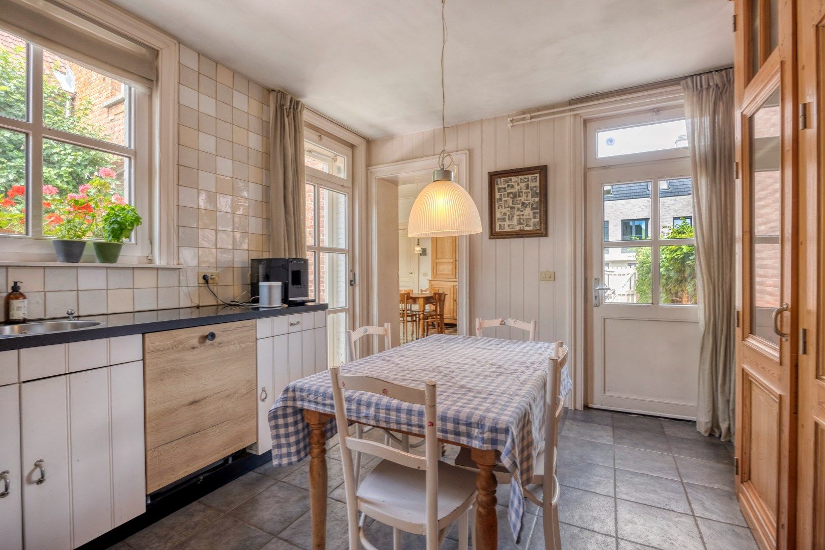 Instapklaar herenhuis met 4/5 slpks, centraal gelegen in Achterbos !  foto 12