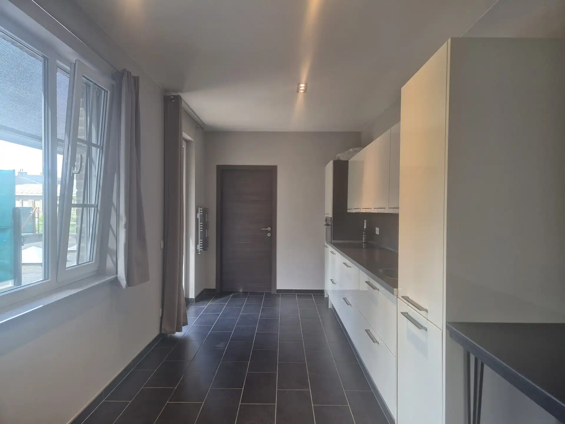 Instapklaar lichtrijk appartement met dakterras boven bakkerij “Hoste”. foto 8
