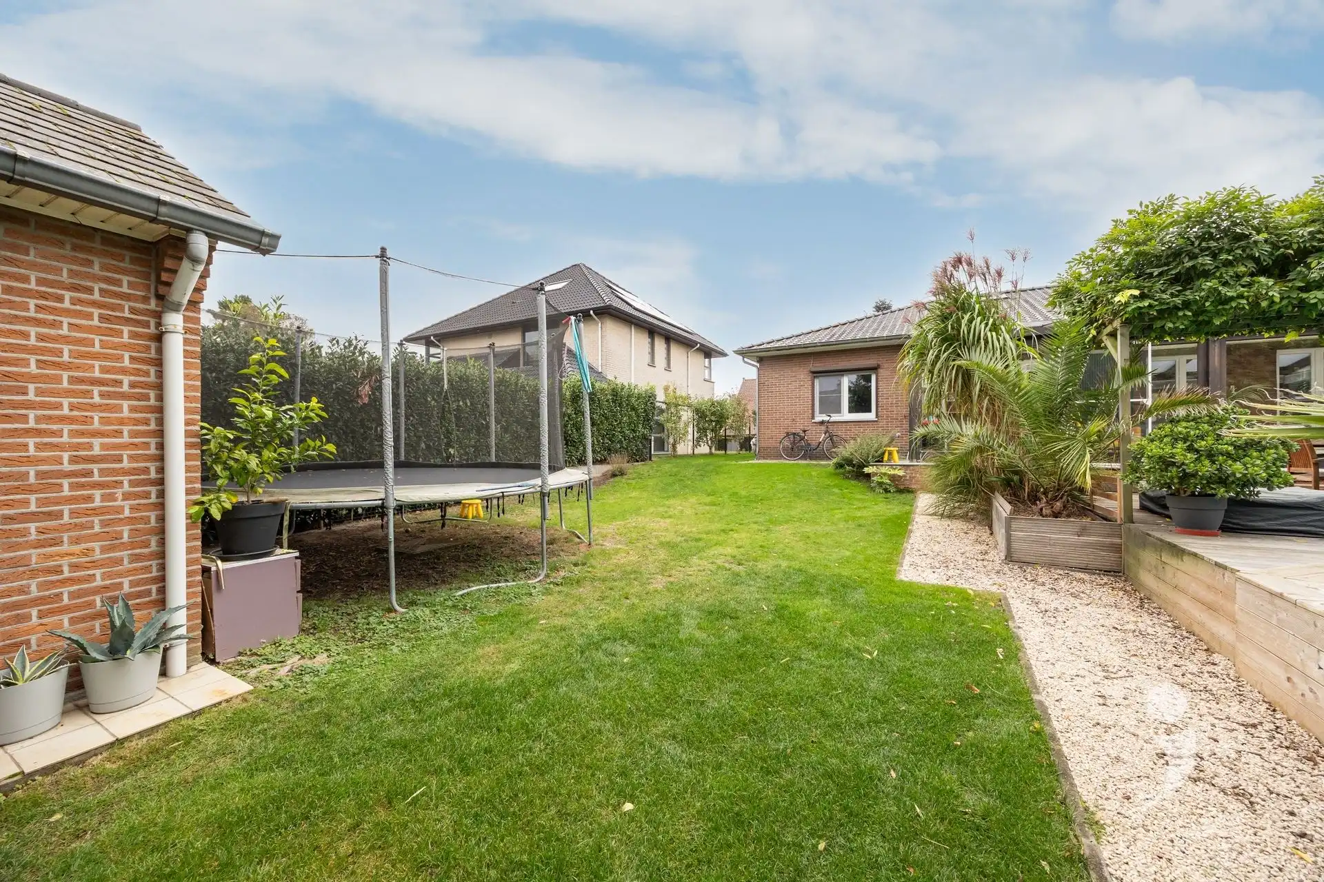 Gerenoveerde bungalow met zwembad in een rustige woonwijk foto 31