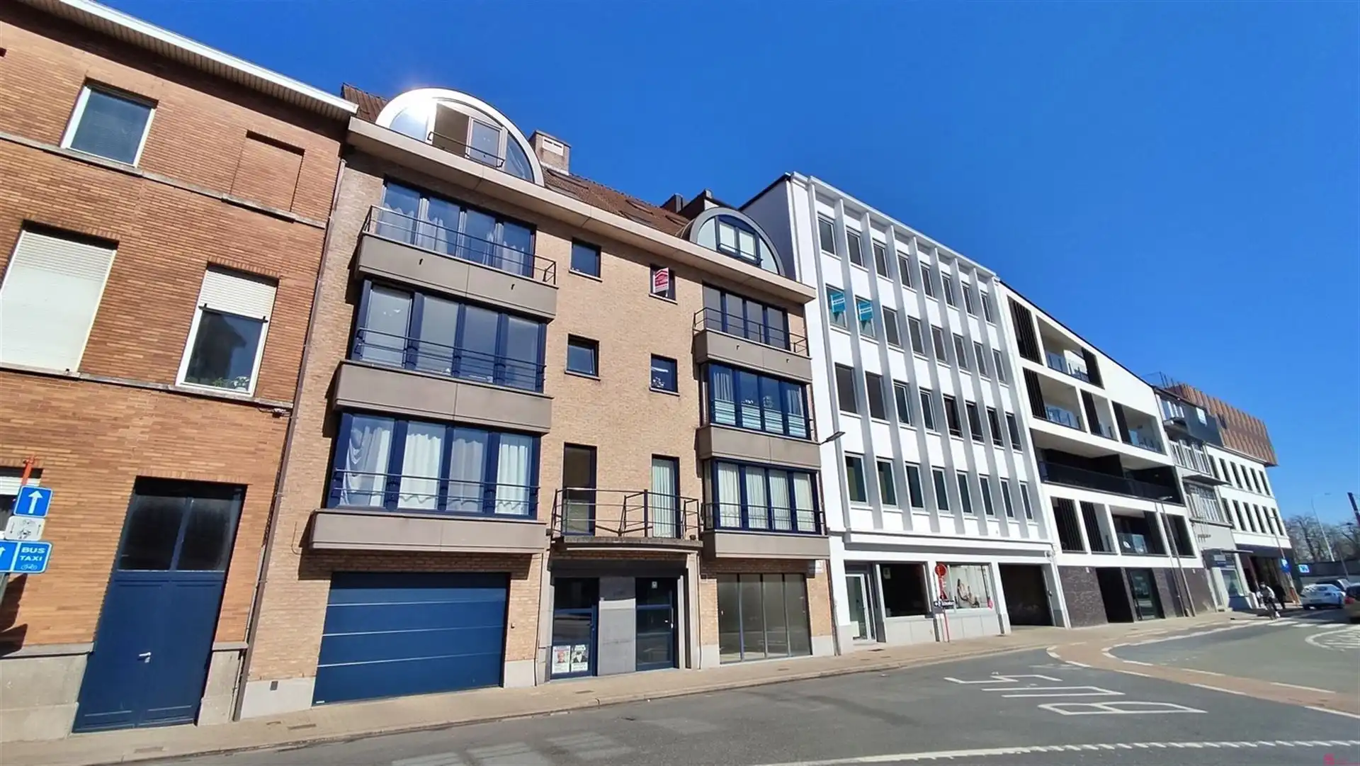 Lichtrijk appartement nabij station foto {{pictureIndex}}