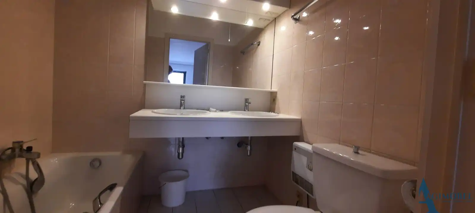 Ruim appartement met 2 slaapkamers op toplocatie, op slechts 50 meter van de Zeedijk! foto 6