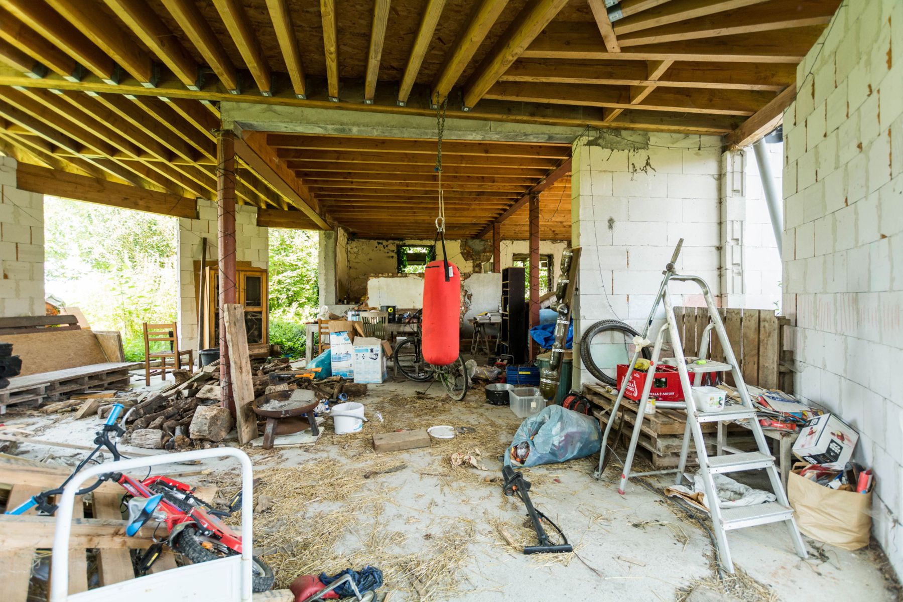 Een verder af te werken (deels ruwbouw) hoeve met grote tuin foto 15