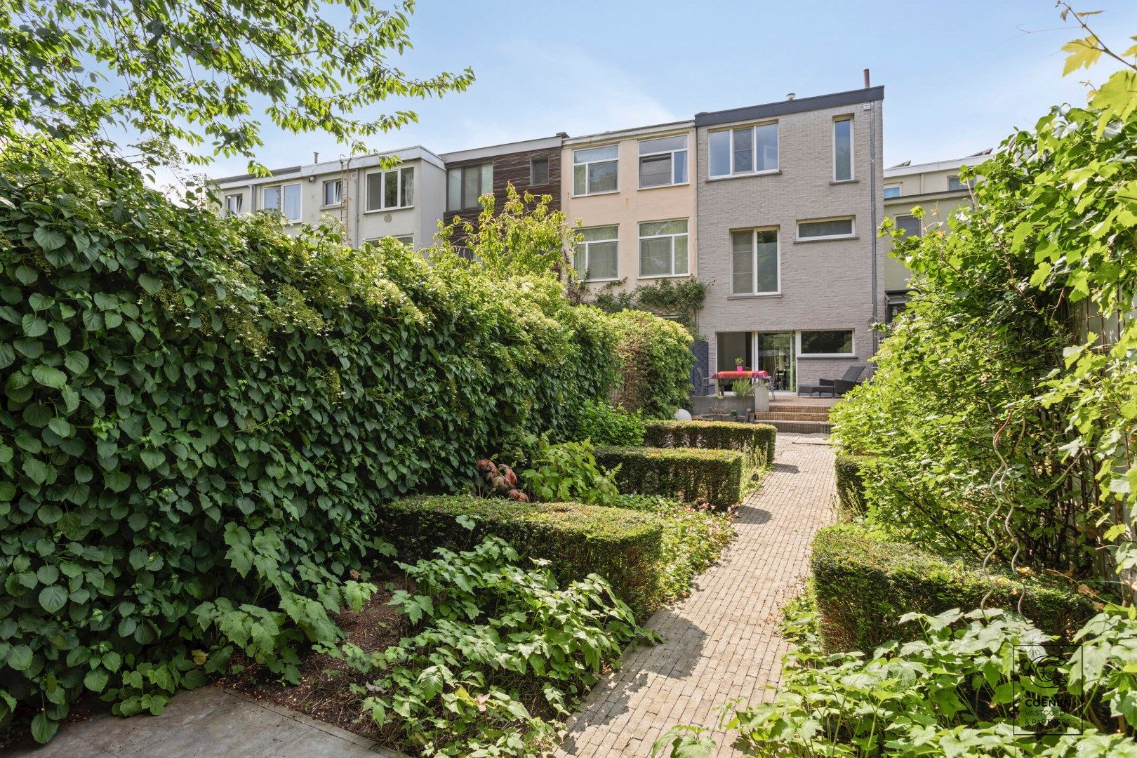 Instapklaar herenhuis van 241 m² met drie slaapkamers, gelegen in Mortsel! foto 33