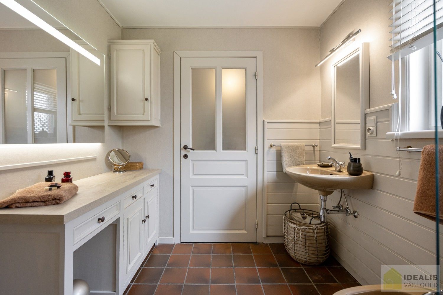 RUIME, CHARMANTE EN INSTAPKLARE WONING IN HARTJE HAMONT! HEERLIJKE WOONKAMER VOORZIEN VAN PARKET EN MET HAARD, LICHTRIJKE KEUKEN MET DIRECTE TOEGANG TOT PRACHTIGE VERANDA, 4 SLAAPKAMERS, RUIME GARAGE EN PRACHTIG AANGELEGDE TUIN OP SCHITTEREND PERCEEL VAN 7A 55CA IN HET HARTJE VAN HAMONT-ACHEL EN OP SLECHTS ENKELE MINUTEN VAN DE NEDERLANDSE GRENS! foto 30