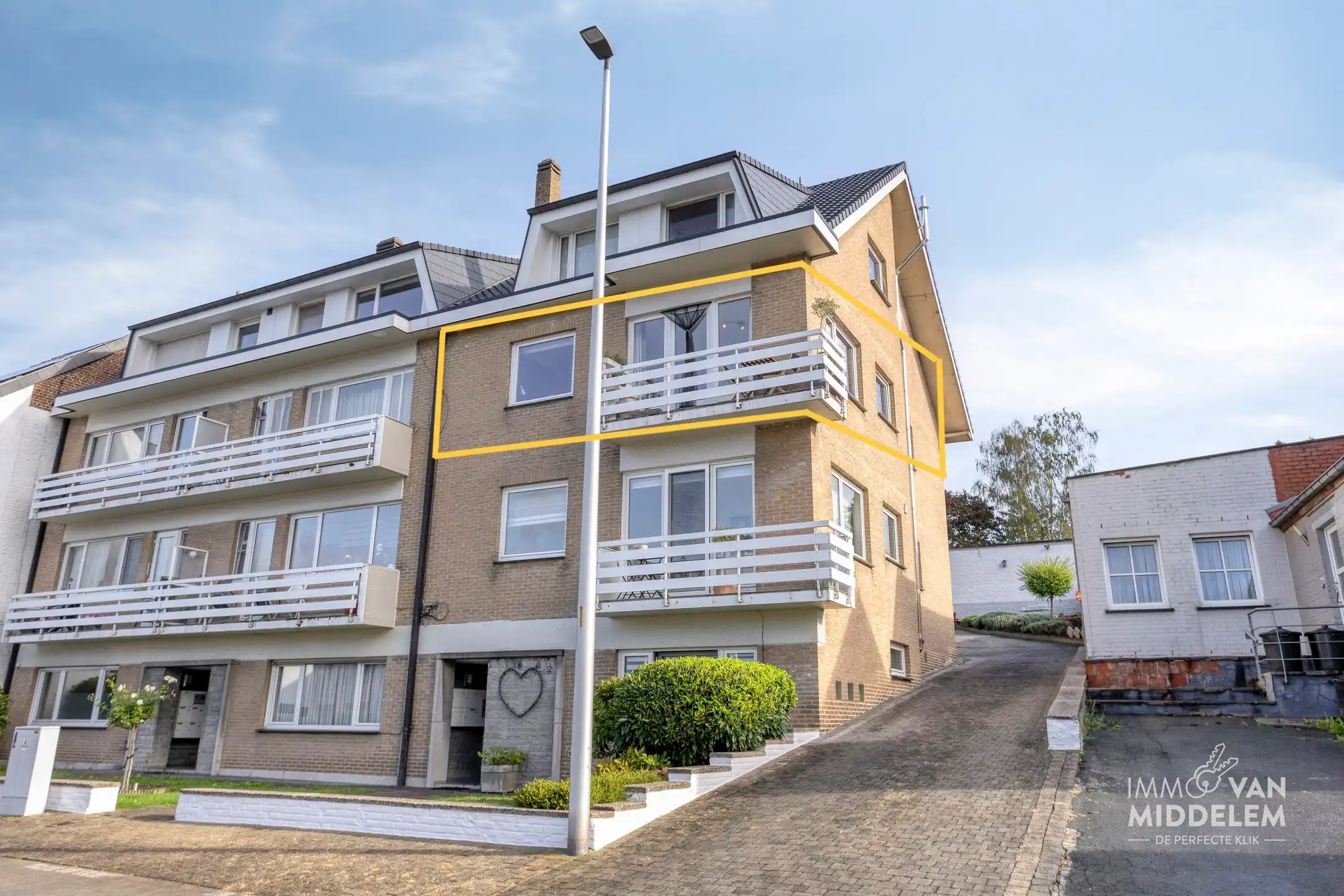 INSTAPKLAAR 2-SLAAPKAMER APPARTEMENT MET GARAGE EN KELDER foto 3