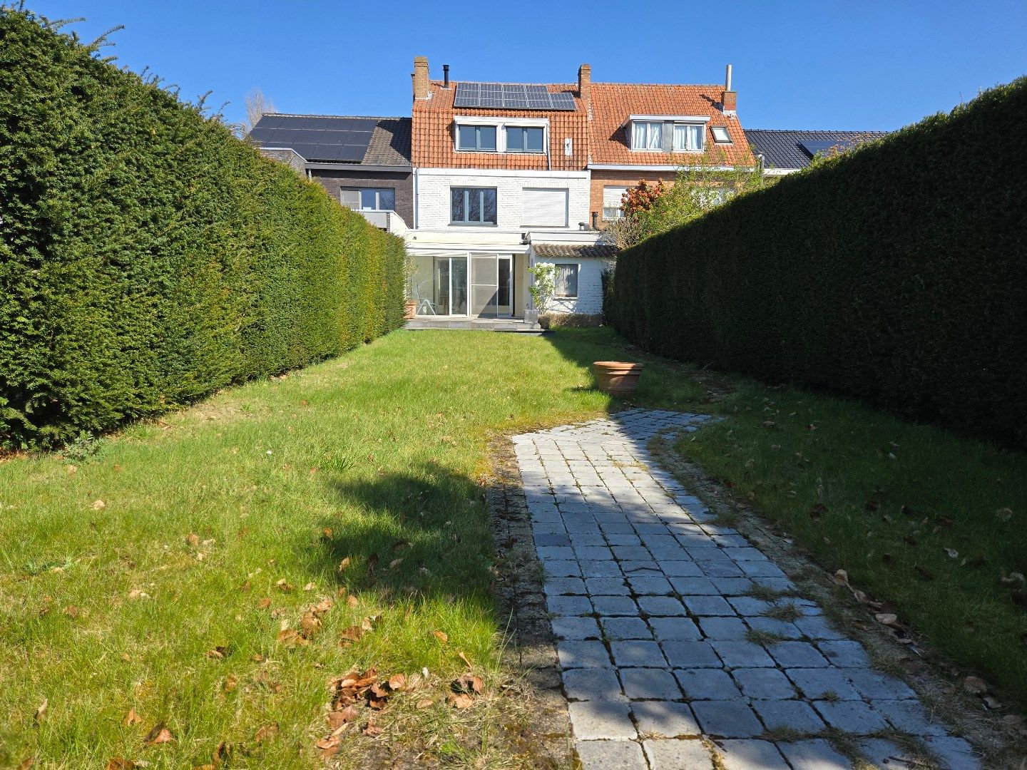 Uiterst ruime woning met mog. tot zeven slaapkamers, twee garages en zongerichte tuin te Sint-Kruis. foto 4