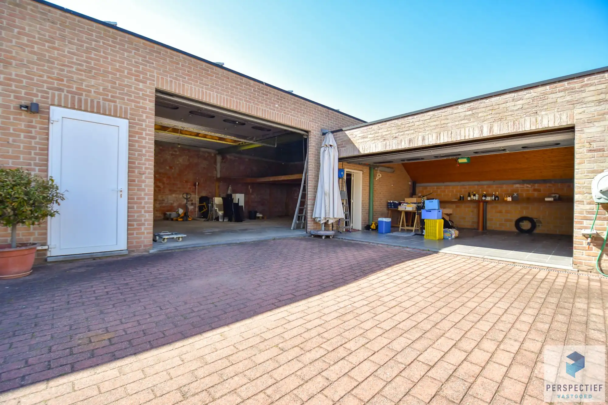 Unieke villa met dubbele garage en opslagplaats/ loods in rustige omgeving foto 3