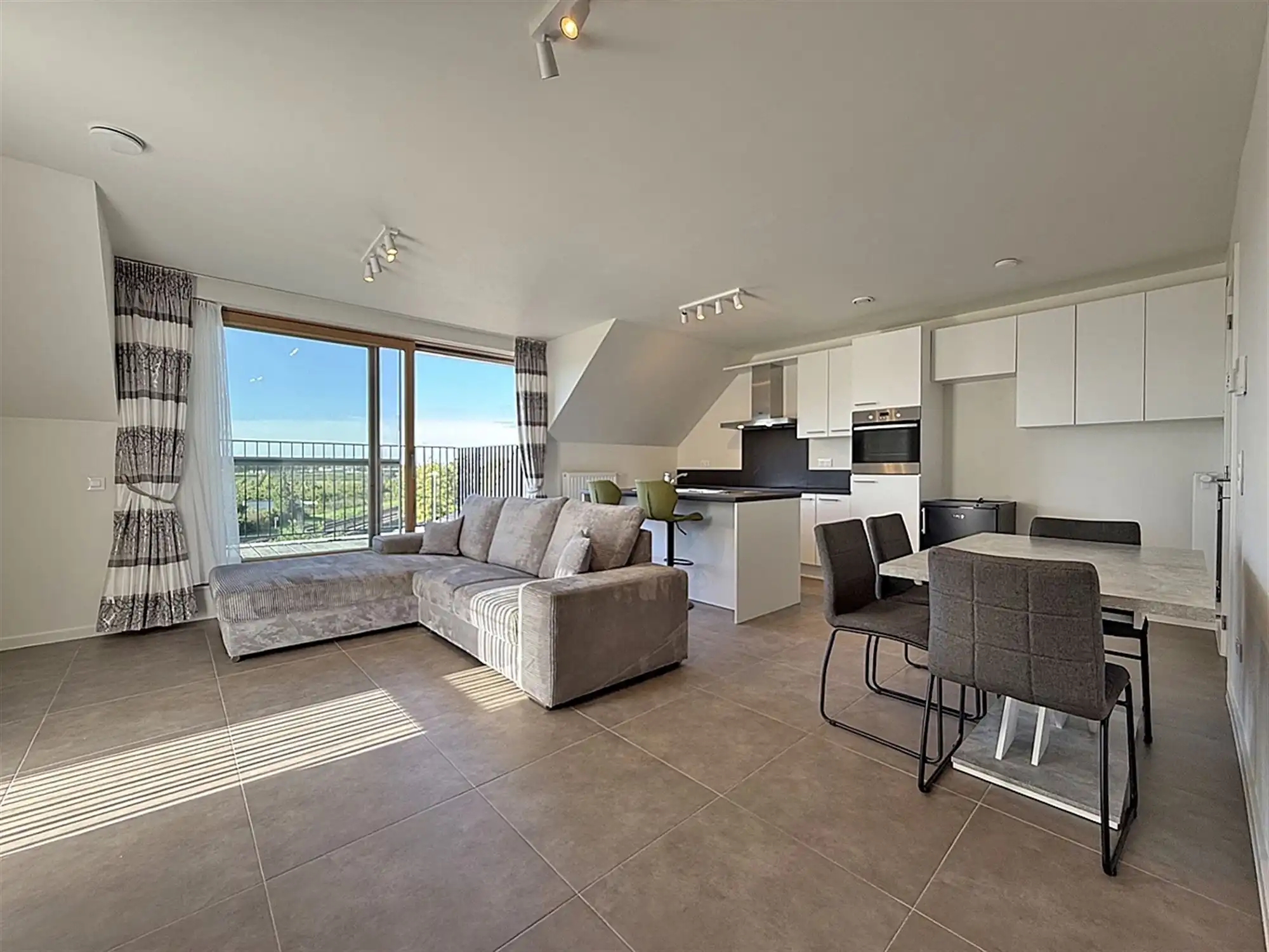 Recent, instapklaar APPARTEMENT met 2 slaapkamers, terras & overdekte autostaanplaats foto 3