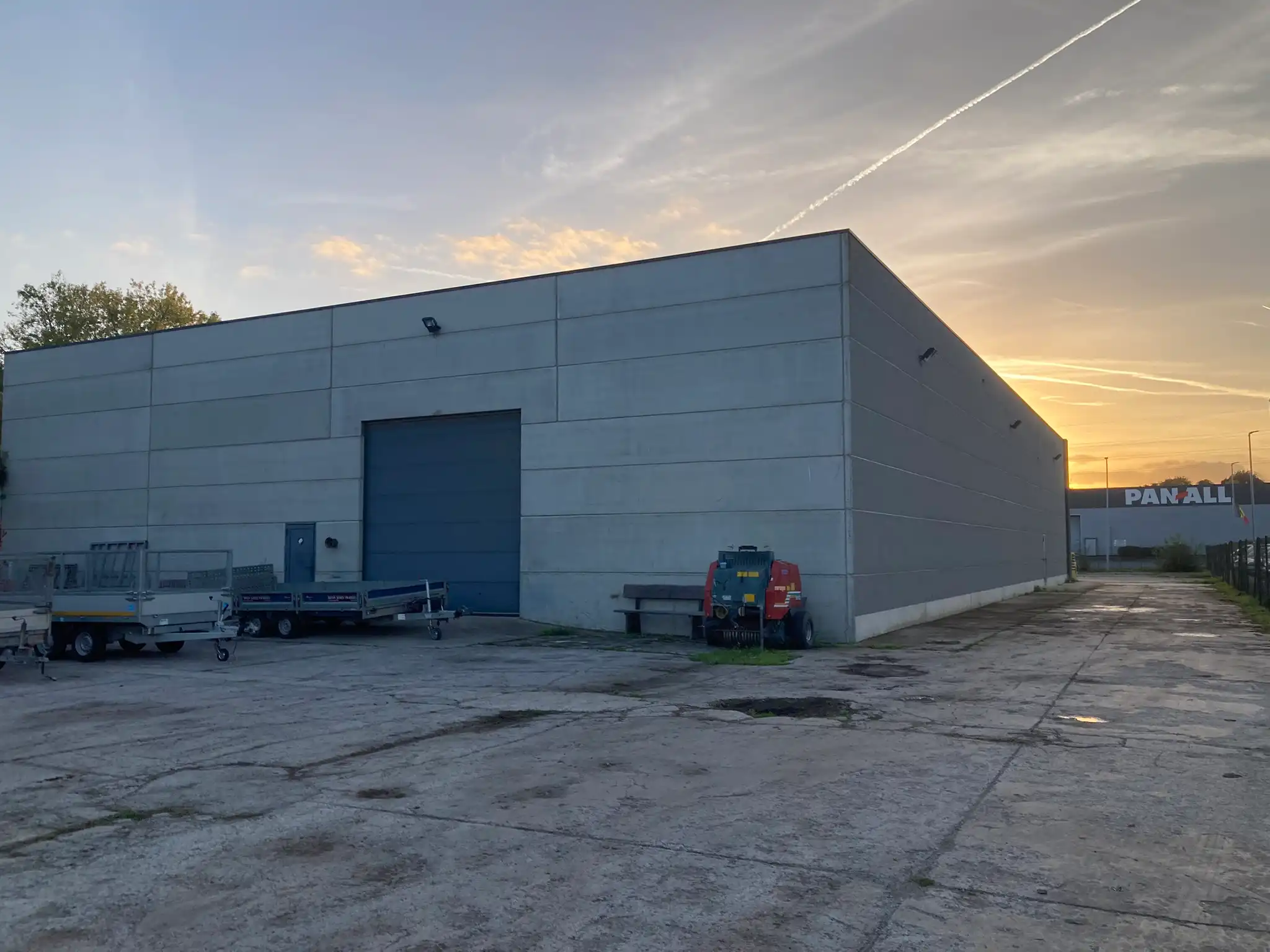 Bedrijfsgebouw met magazijn, kantoren, ruime buitenruimte en hoogspanningscabine te koop op bedrijventerrein Schendelbeke foto 2