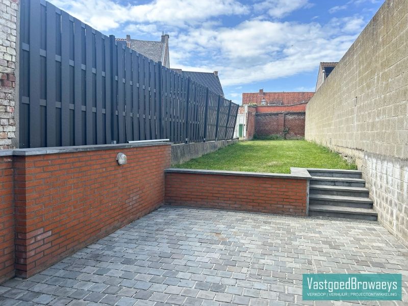 Instapklaar gelijkvloersappartement met terras en tuin foto {{pictureIndex}}