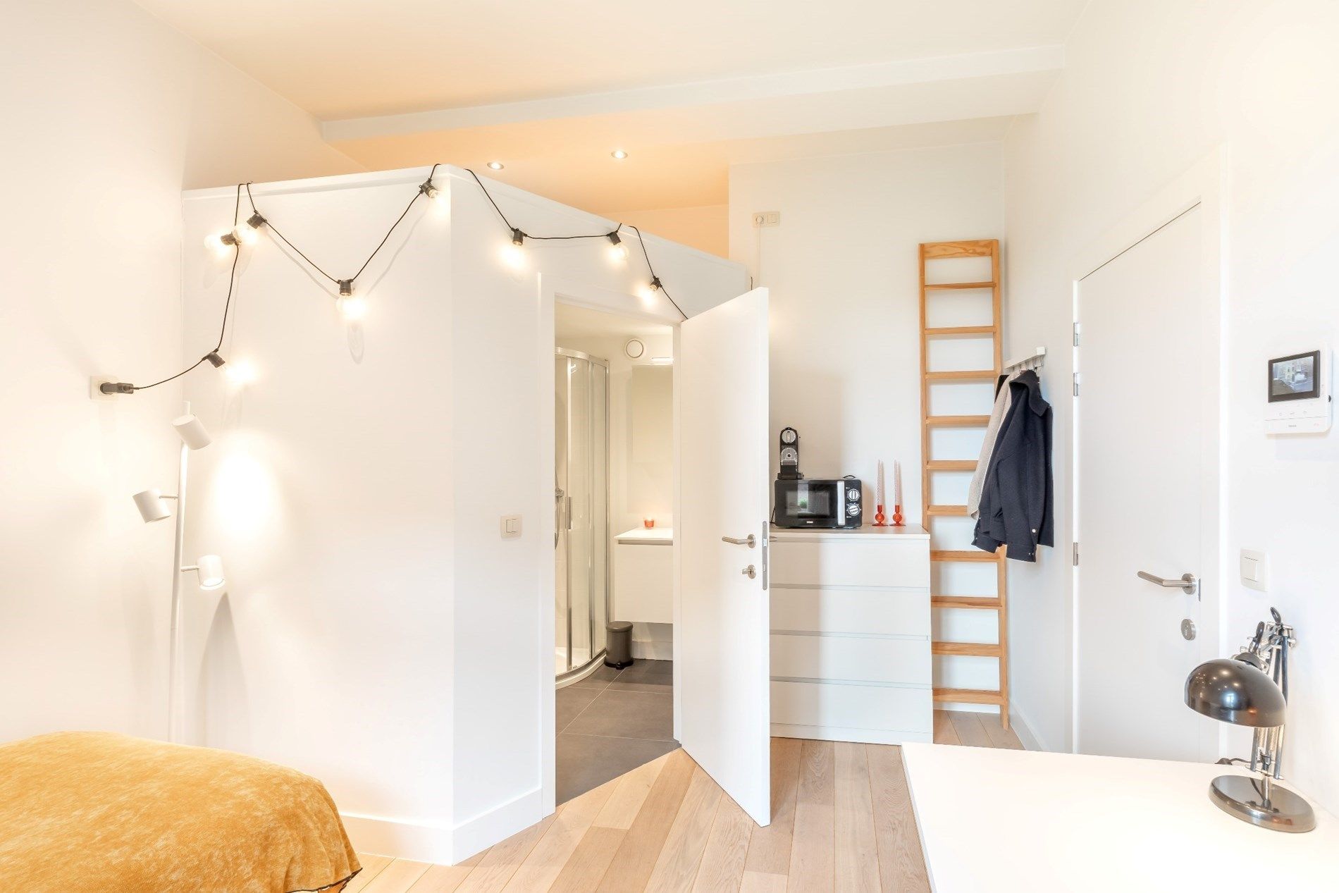 Lichtrijke studentenkamer met eigen sanitair in hartje Leuven  foto 3