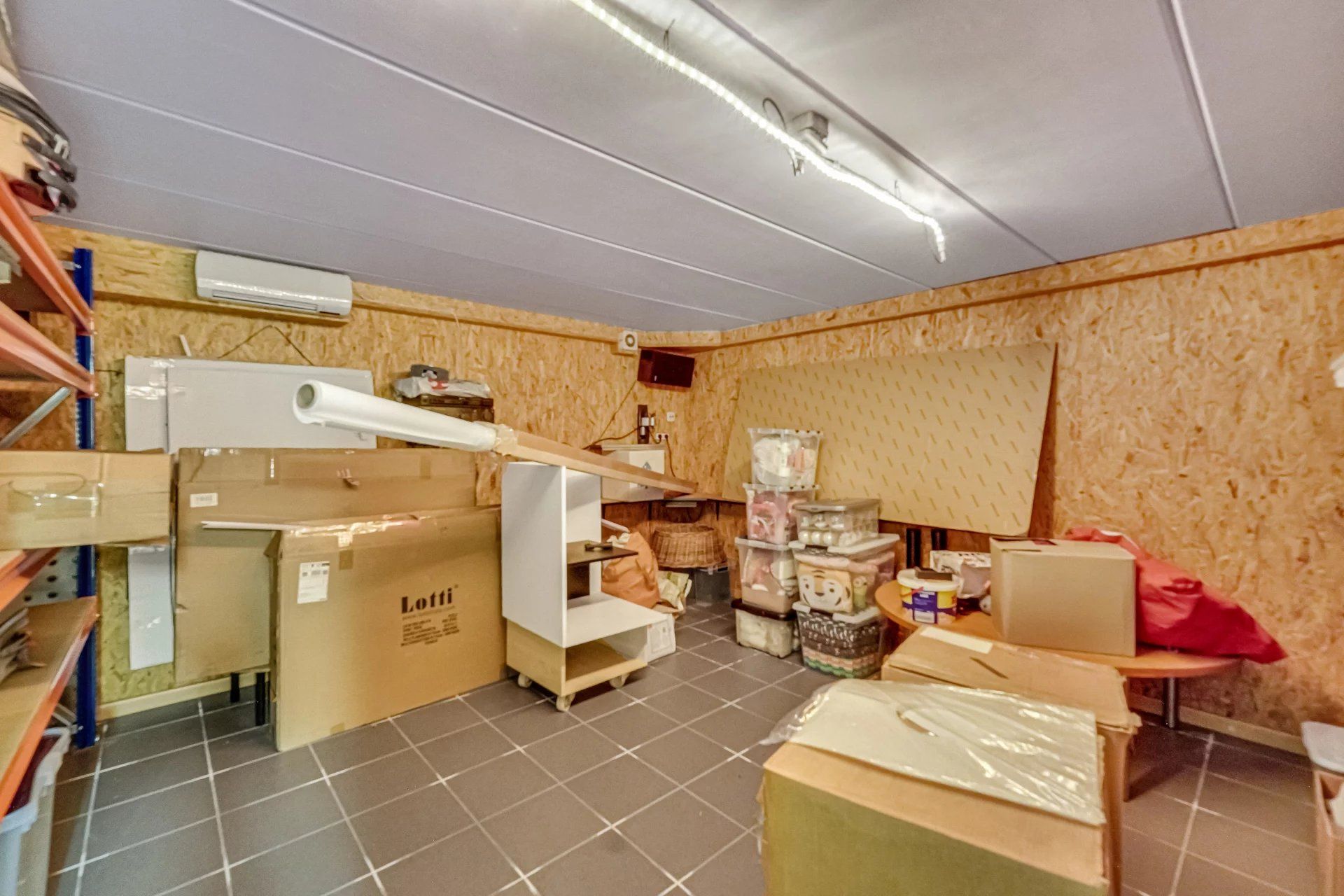 Ruime woning met zwembad op mooi groot perceel foto 34