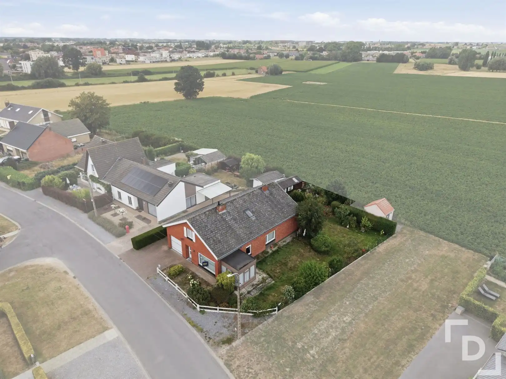 Hoofdfoto van de publicatie: Losstaande woning met landelijke verzichten te koop in Ieper.