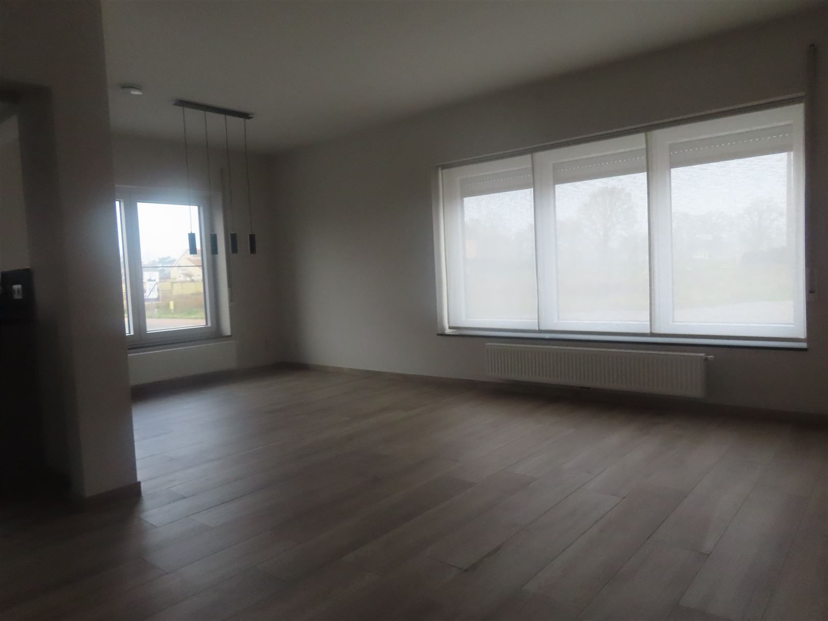 Gelijkvloers tweeslaapkamerappartement met tuin en carport! foto 4