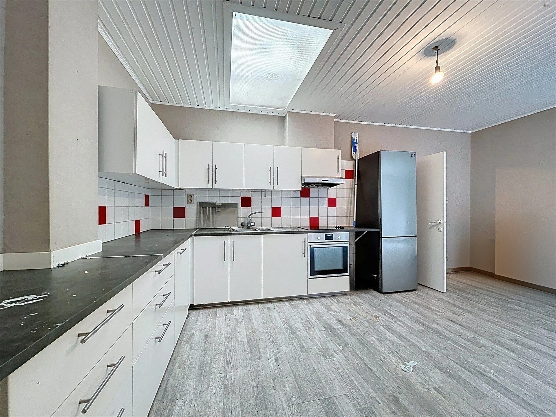 Handelspand met woongelegenheid + 2 appartementen op toplocatie. foto 9