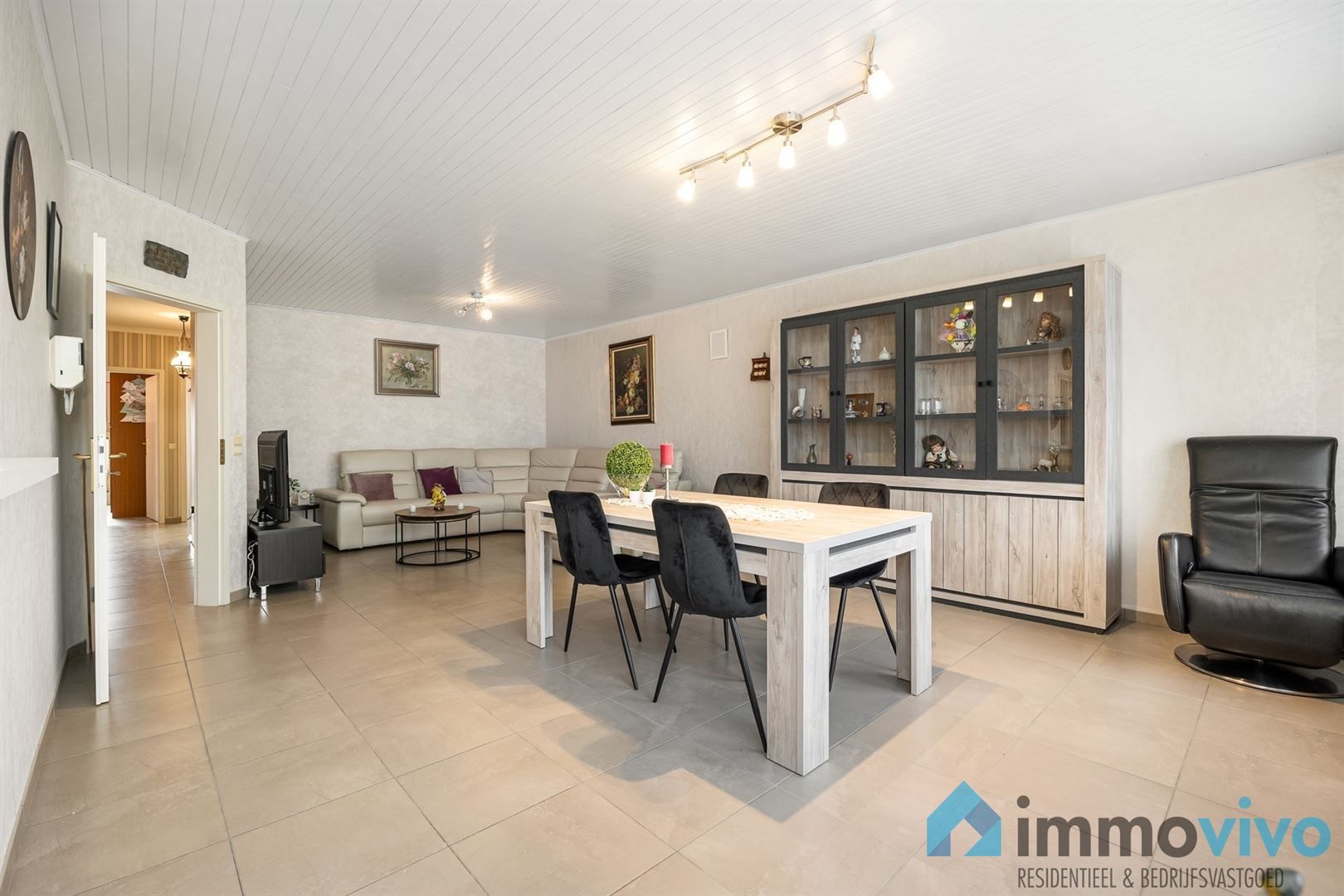 Ruim appartement met 2 slaapkamers en terras. foto 2