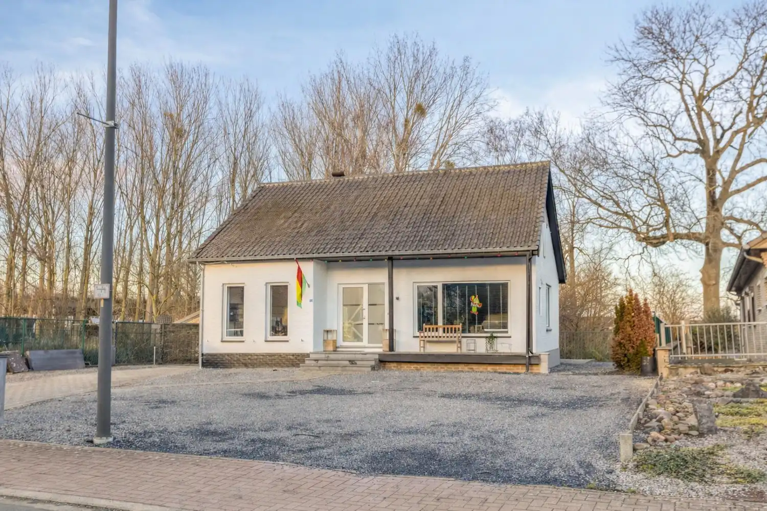 Charmante split-level woning met 3 slaapkamers en ruime tuin in Kotem, Maasmechelen. foto {{pictureIndex}}