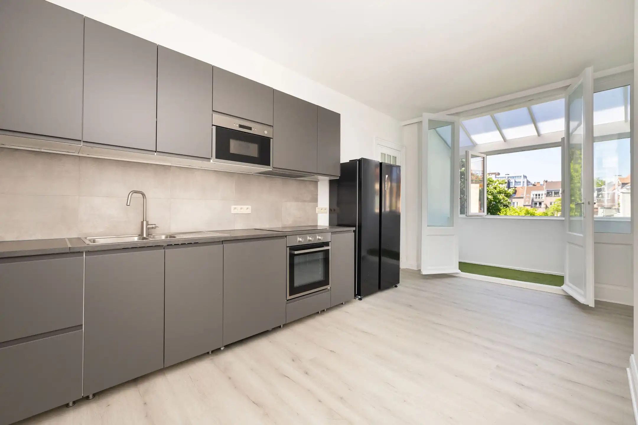 Volledig gerenoveerd appartement met 2 slaapkamers  foto {{pictureIndex}}