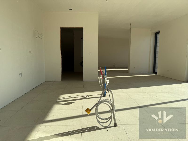 Ruime en volledig afgewerkte half open BEN-woning met 3 slaapkamers te bewonderen in het gezellige Kermt foto 5