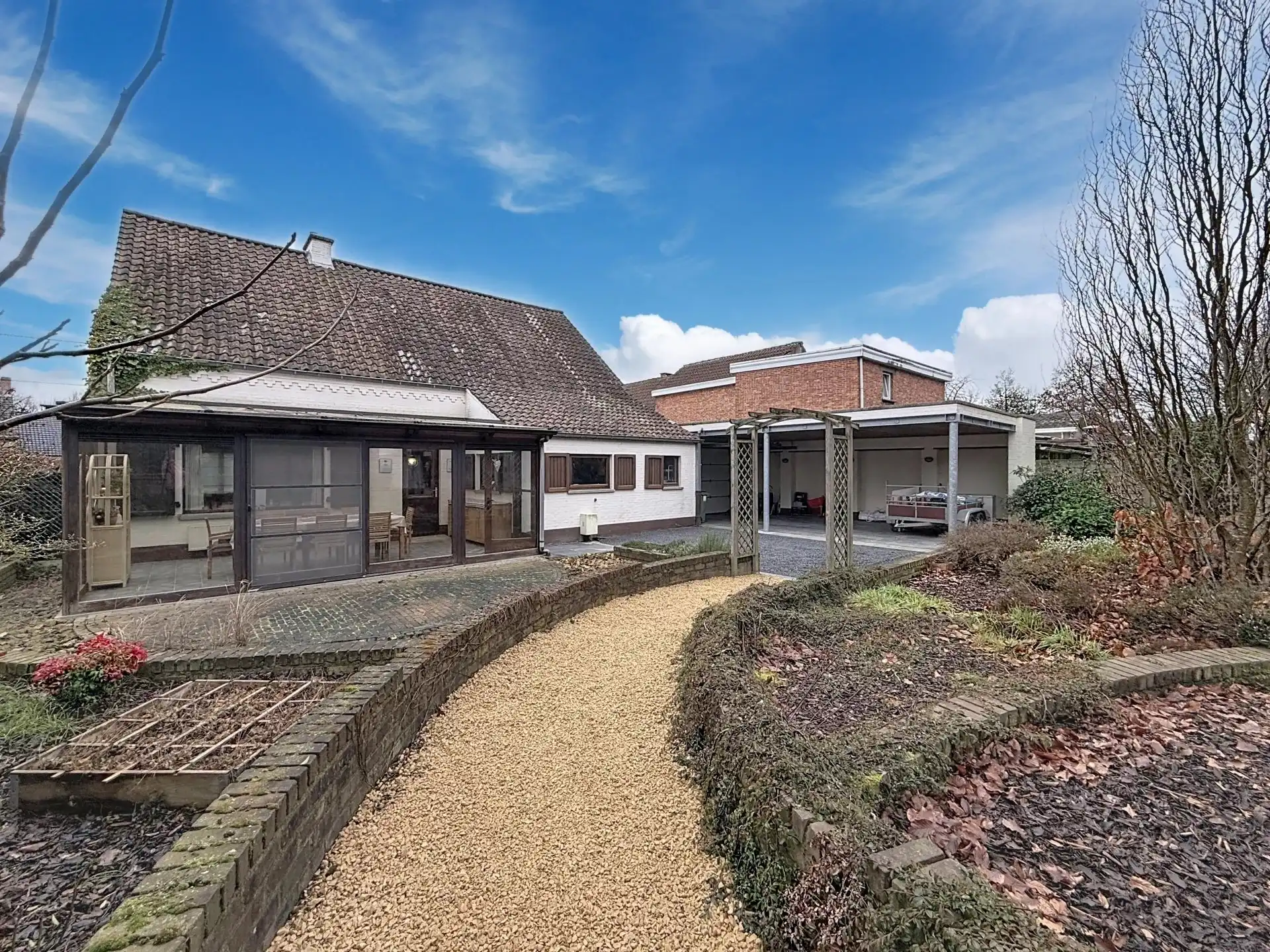 Op te frissen woning met 4 slaapkamers op een groot perceel. foto 3