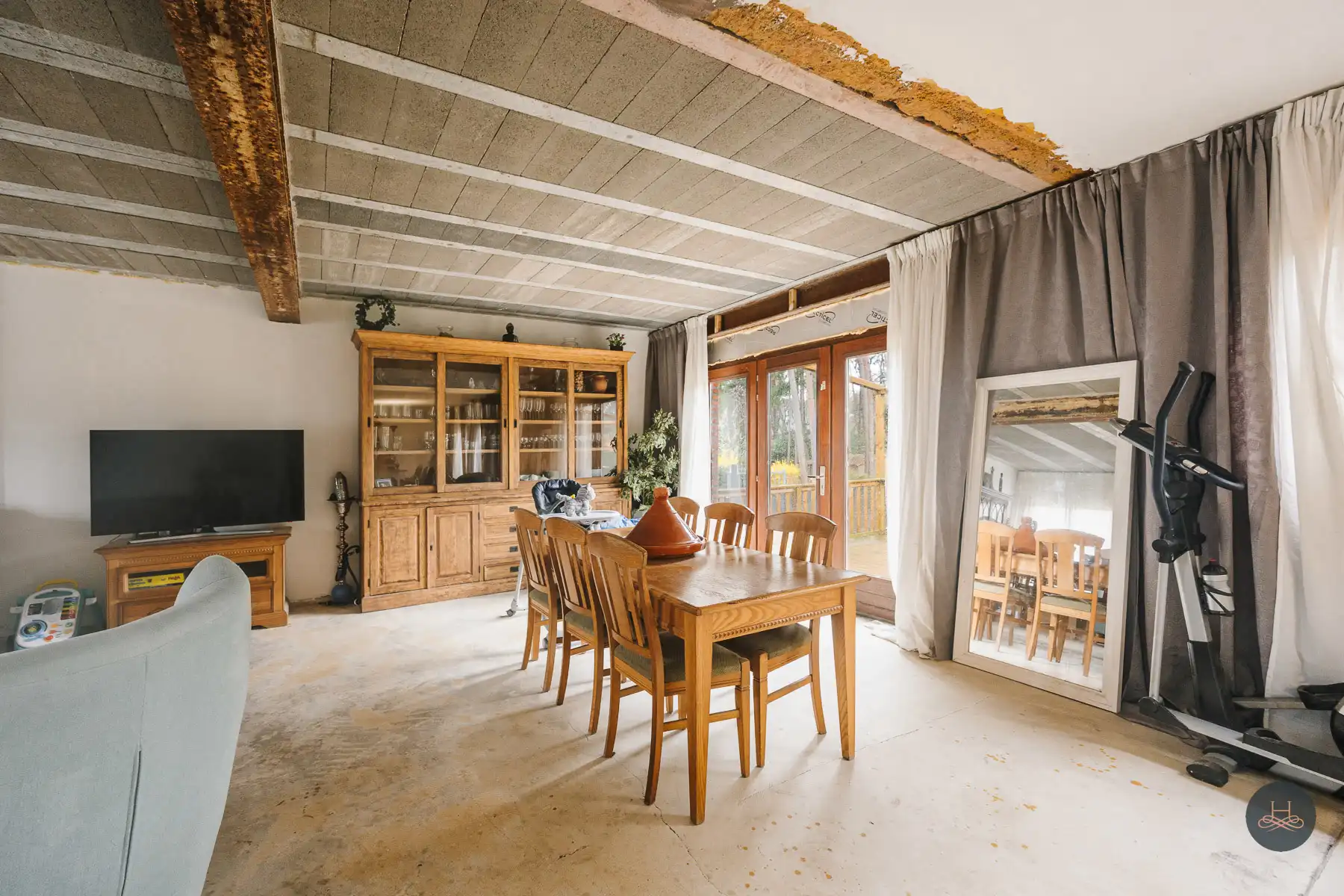 Gezinswoning met renovatiepotentieel op knap perceel foto 9