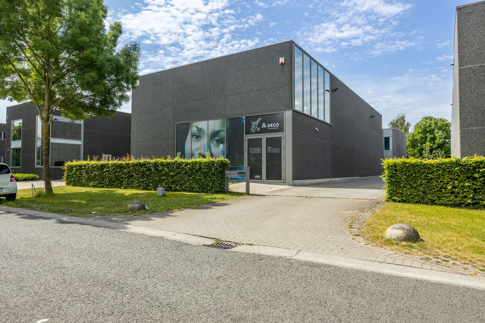BEDRIJFSGEBOUW MET MODERNE WOONST foto 2