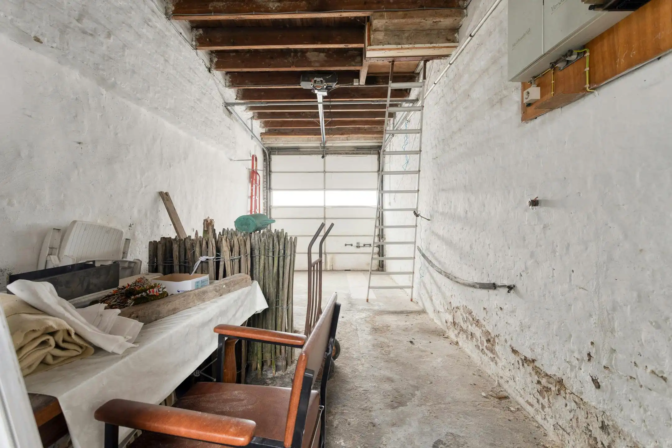 Ruime woning met tuin en garage op 380m² te Leisele. foto 8