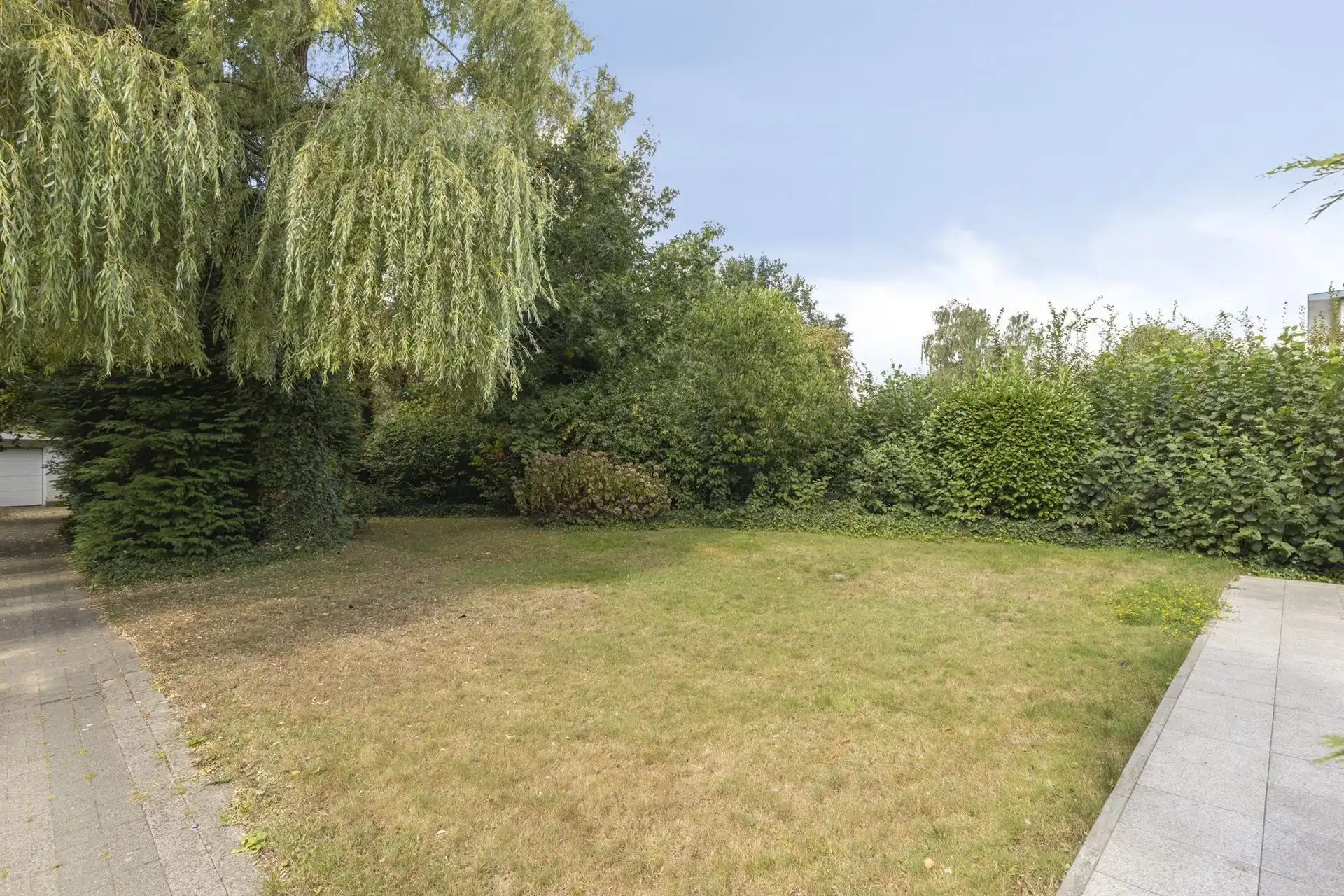 Te renoveren woning met 4 slaapkamers, 2 garages en tuin.  foto 17