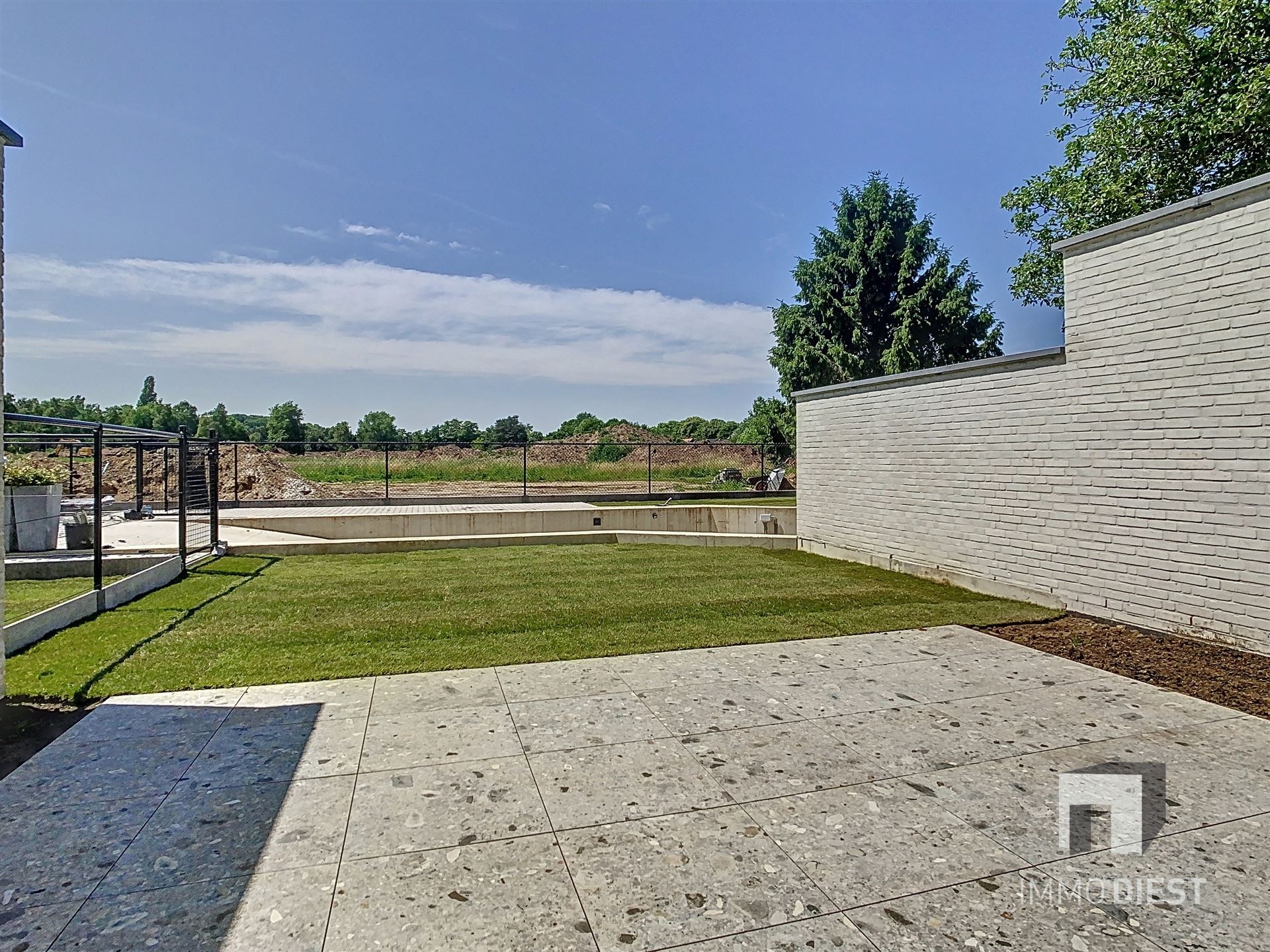 Gelijkvloers appartement met terras en tuintje foto 6