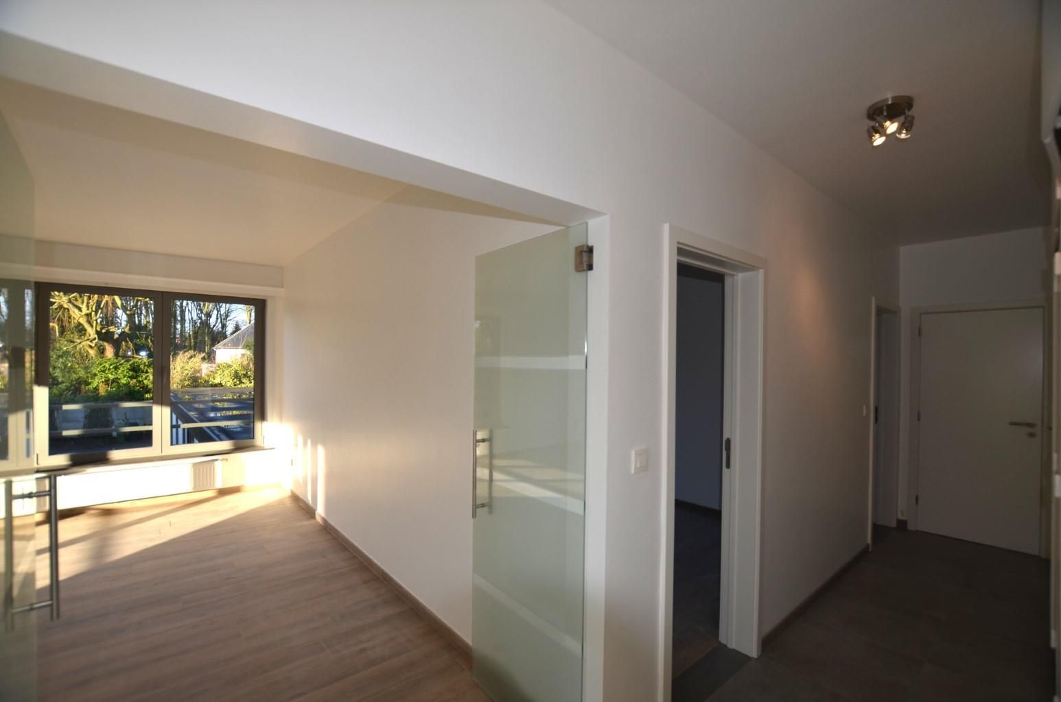 Prachtig gerenoveerd app met 2 slpk + garagebox foto 6