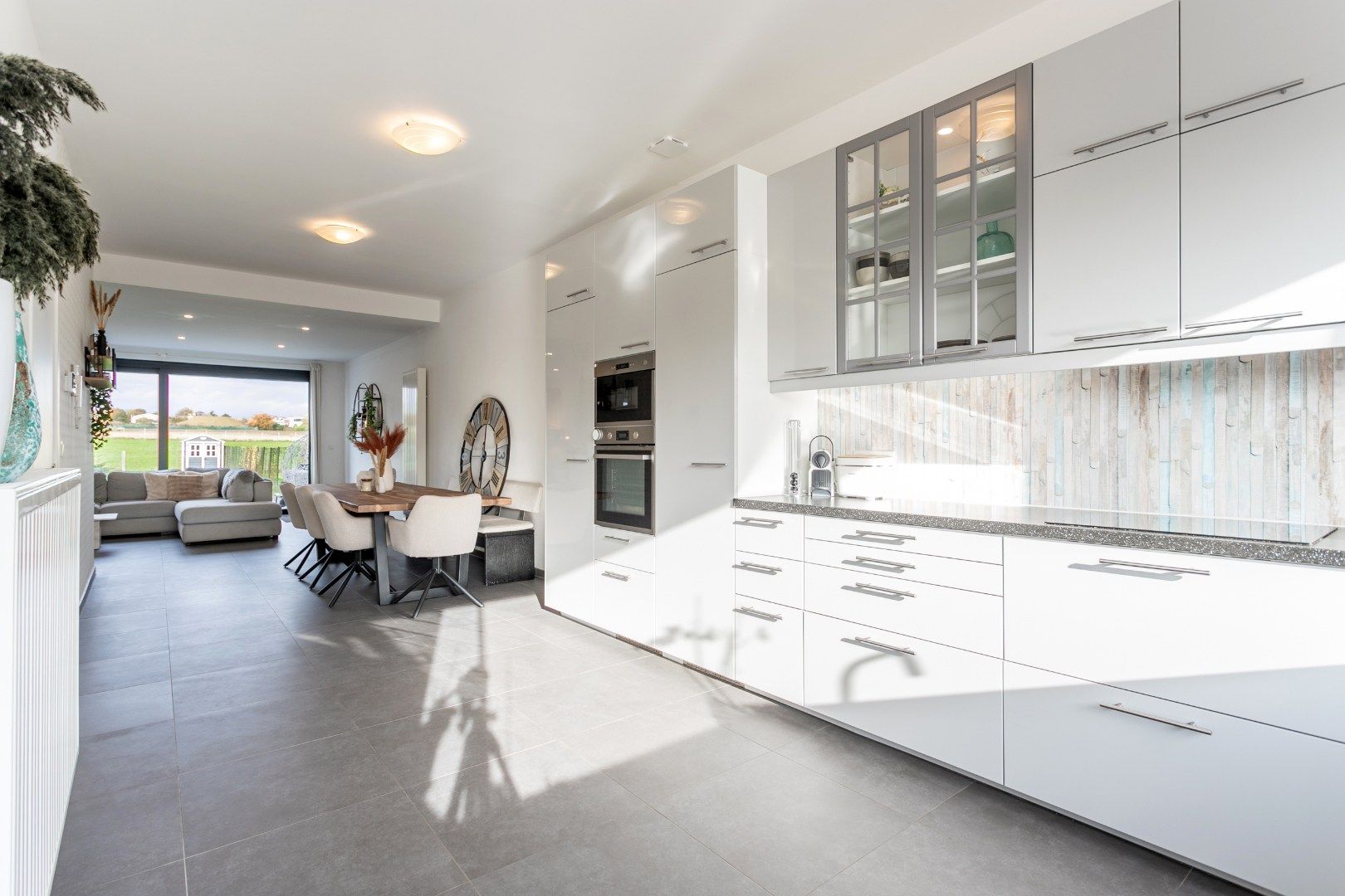 Instapklare woning met 4 slpk, tuin en parking foto 10