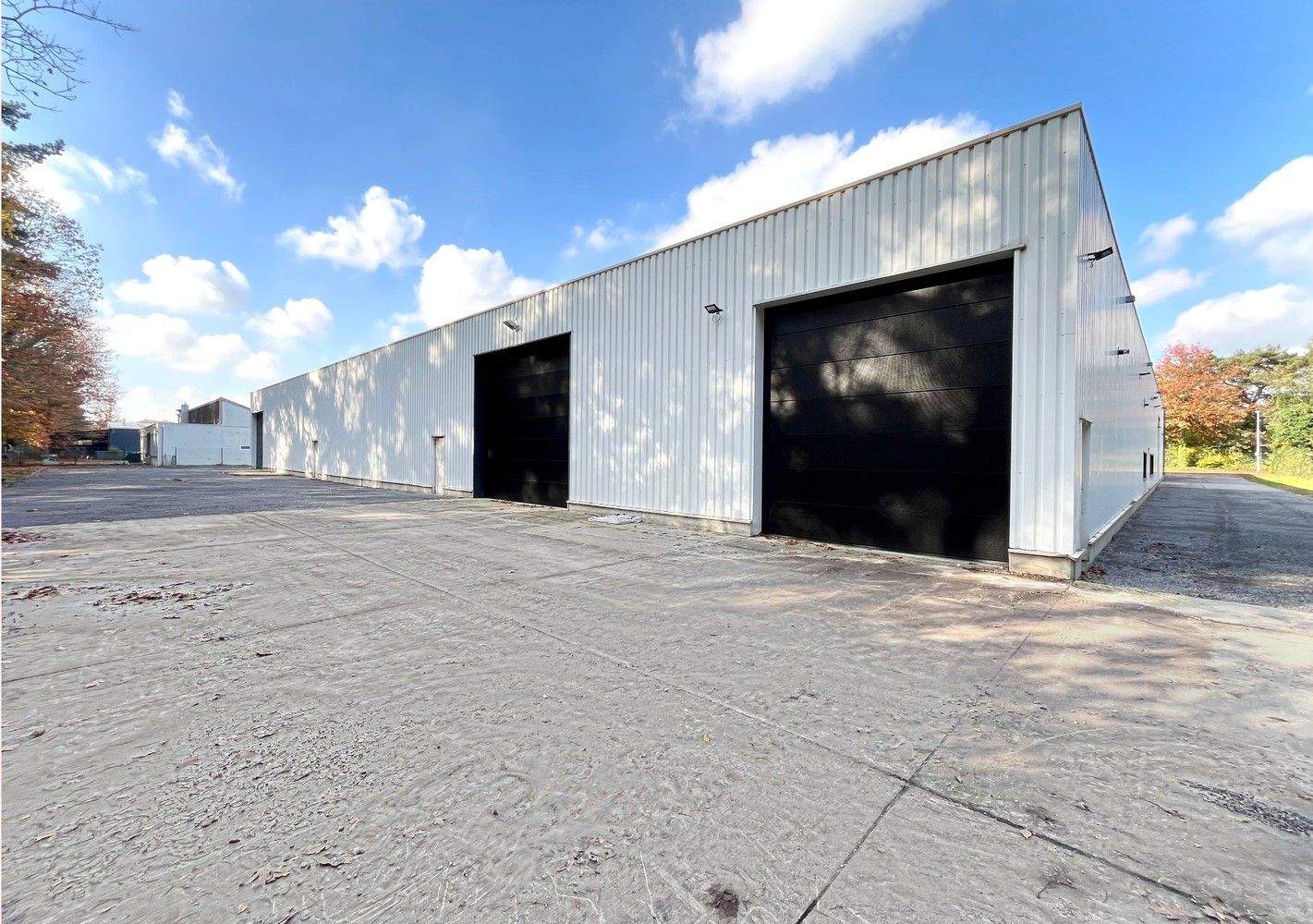 300m² opslagruimte met kantoor foto {{pictureIndex}}