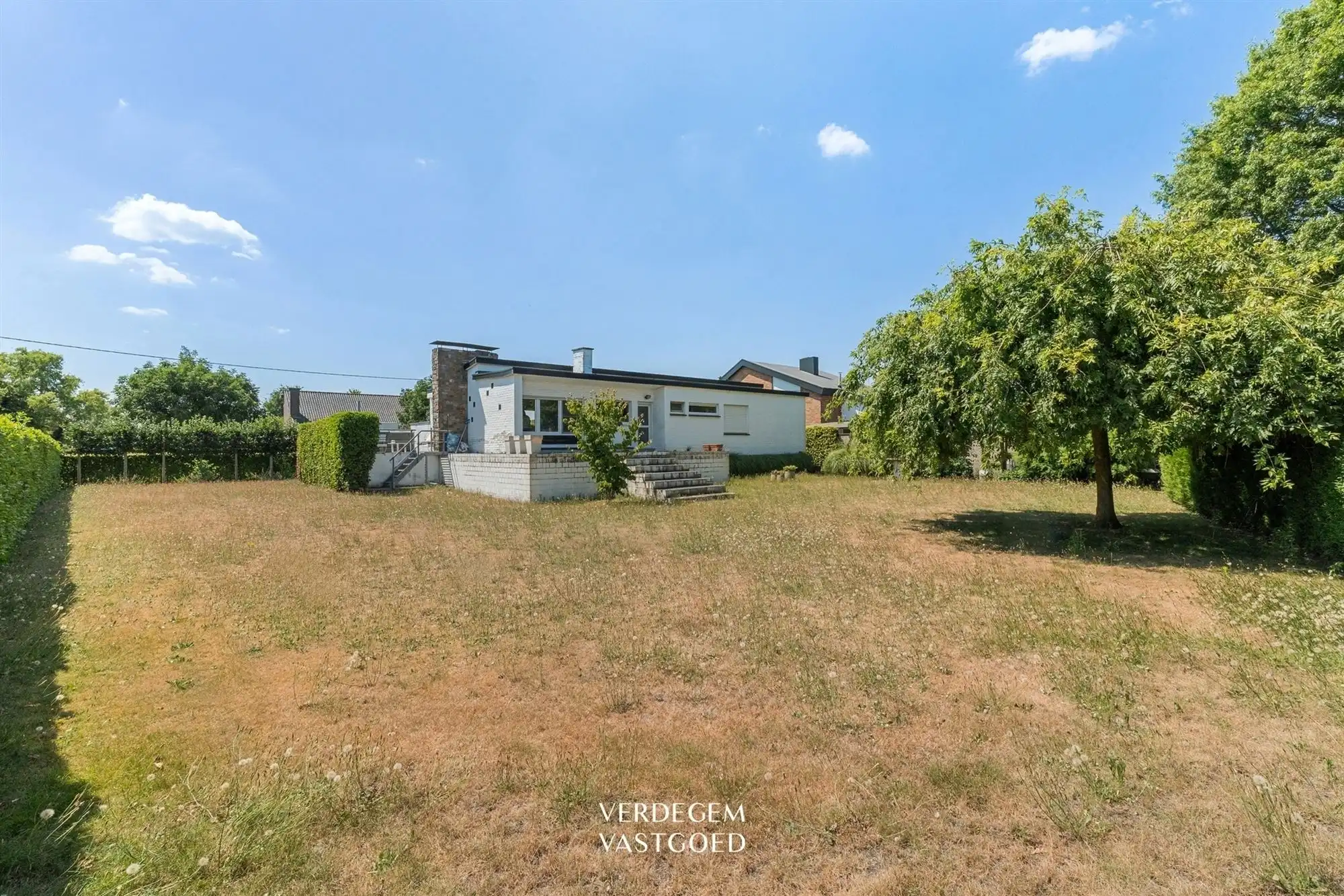 Te renoveren bungalow of projectpotentieel voor nieuwbouw woningen op een perceel van 1.175m² foto 4