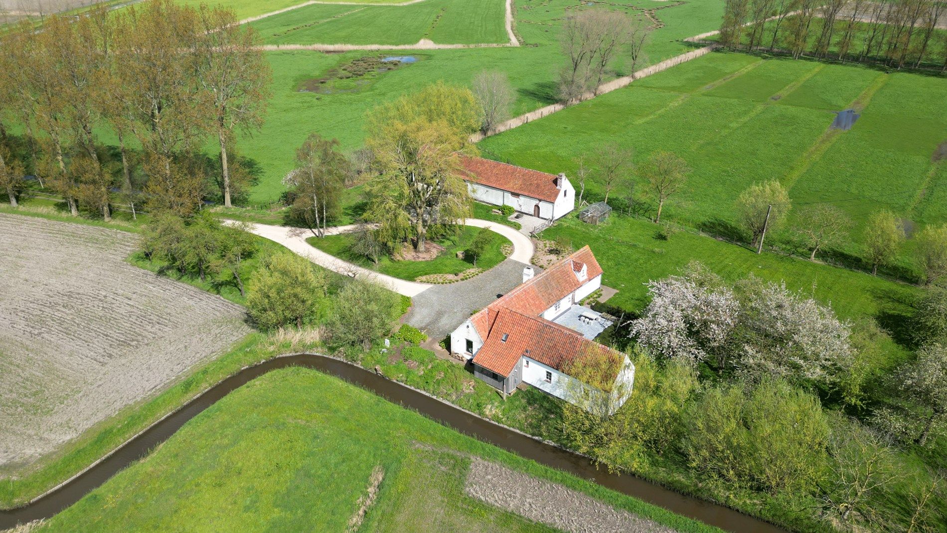 Uniek en zeer rustig gelegen hoeve op 3,9 Ha nabij Damme. foto 1