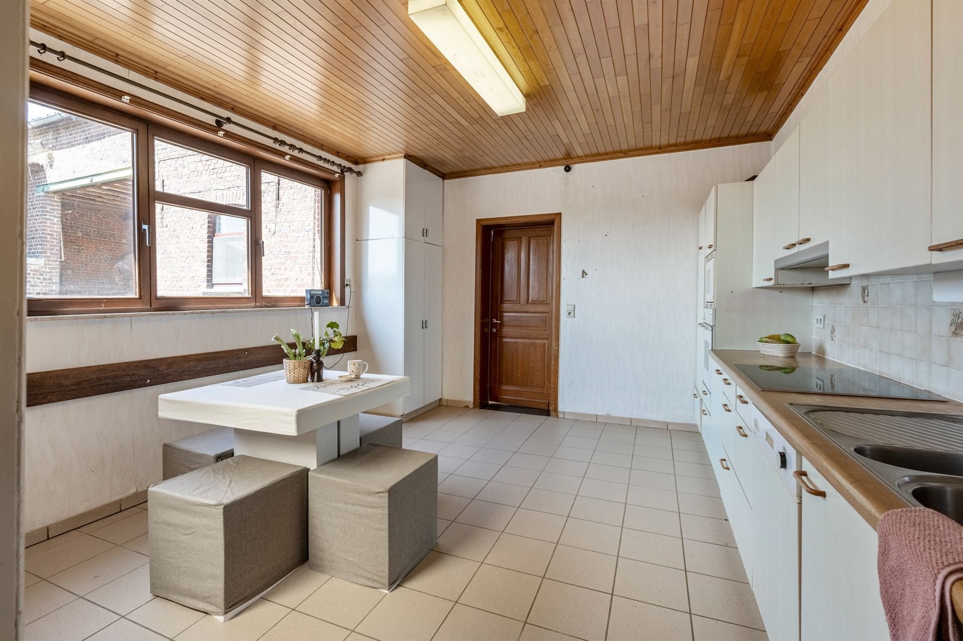 Te renoveren vierkantshoeve met weilanden foto 14
