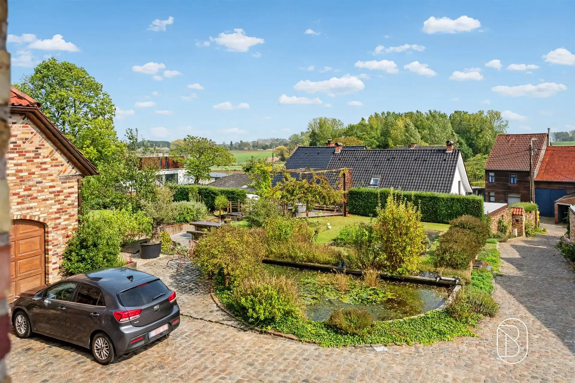Ruime karakterwoning met 4 slk, grote tuin en charme. foto 3