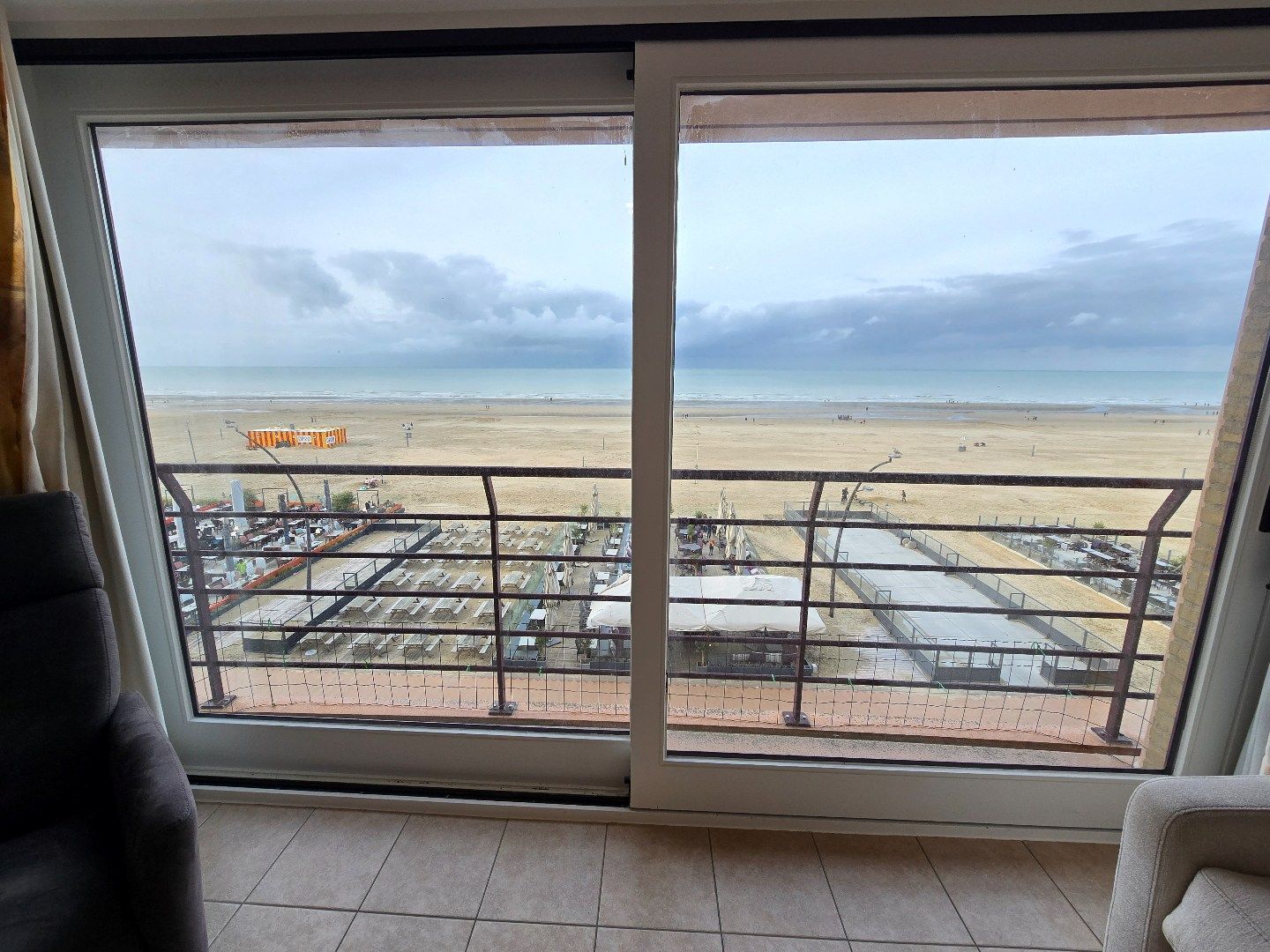 Studio met slaaphoek en frontaal zeezicht foto 11