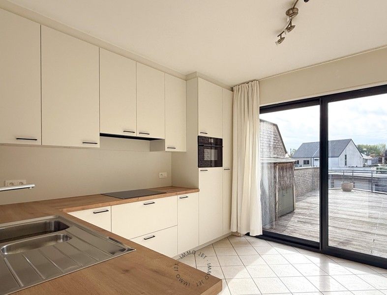 Ruim duplexappartement met terras en garage in Beveren foto 4