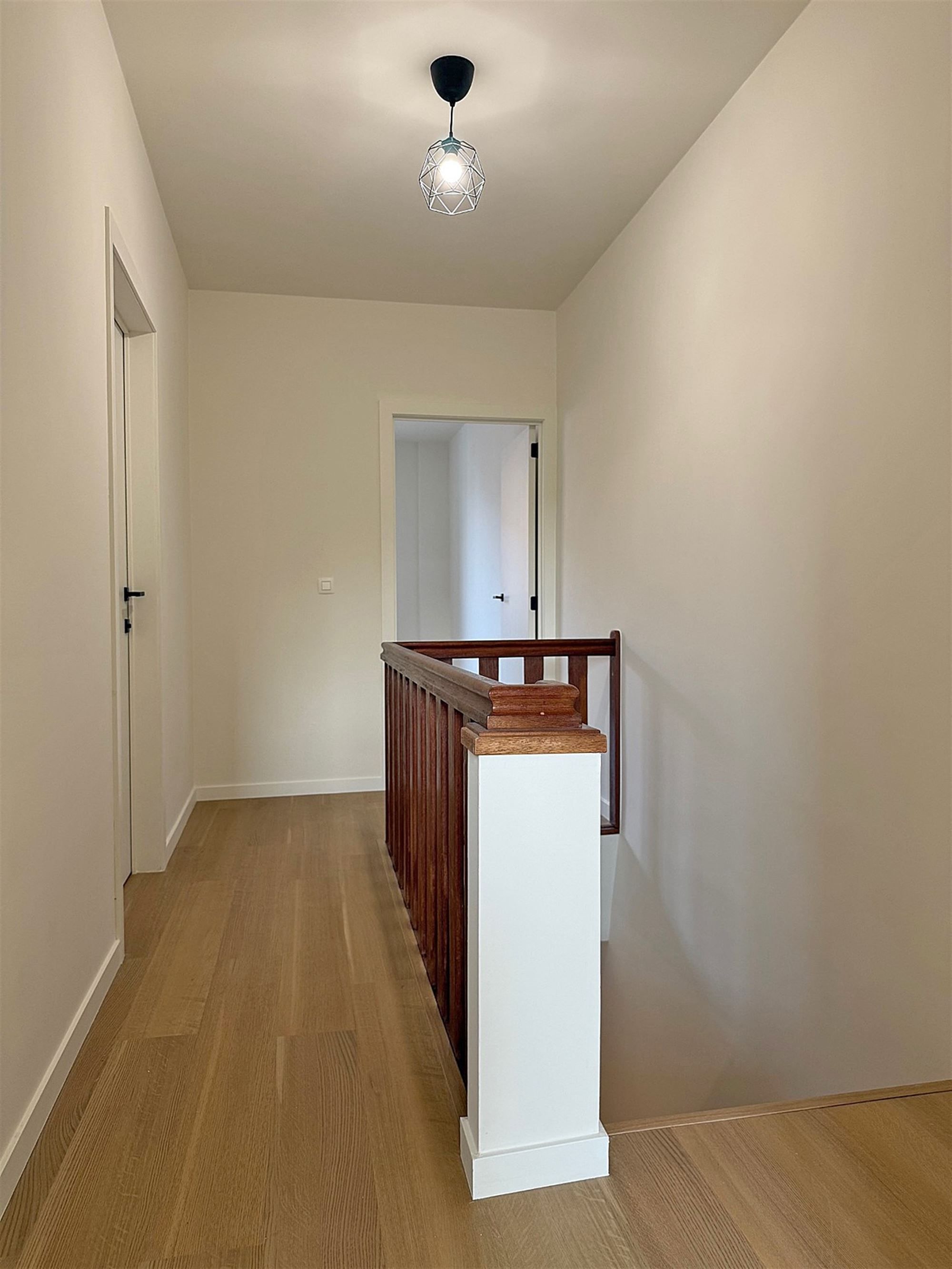 Instapklare vernieuwde (starters)WONING met 2 slaapkamers, terras, kelder & staanplaats  foto 8