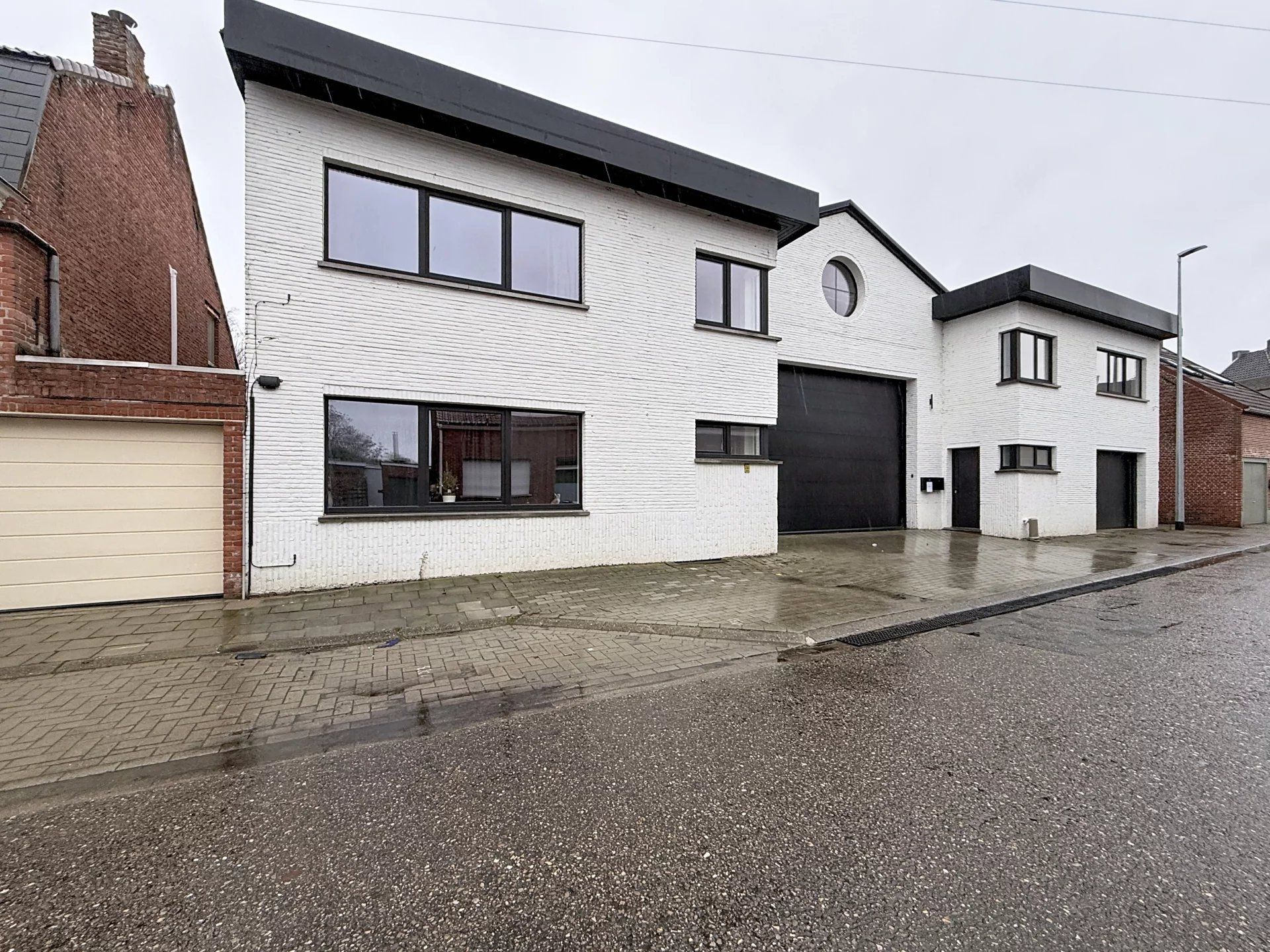 Praktijkruimte met verschillende mogelijkheden voorzien van keuken en badkamer nabij het centrum van Mol. foto 3