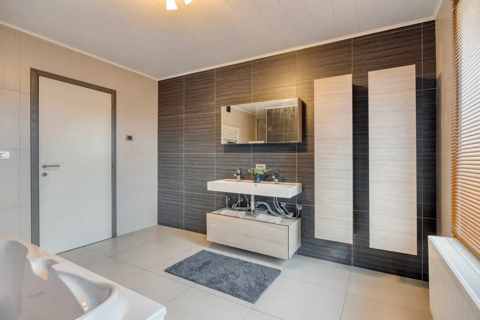 INSTAPKLARE WONING MET PRAKTIJKRUIMTE/BUREEL EN ZWEMBAD foto 14